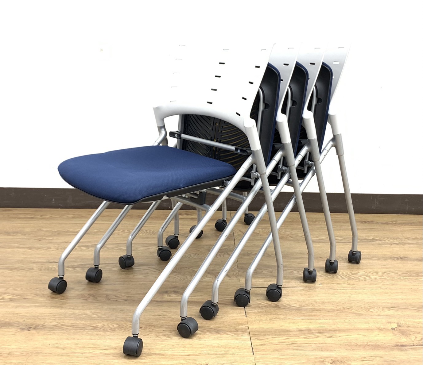 【2016年製】4脚セット！万能カラーブルー＆ホワイト定番ミーティングチェアマノス（Manos）※ネスティングタイプ◆イトーキ製【RP】
                        マノスチェア
                                    中古
            