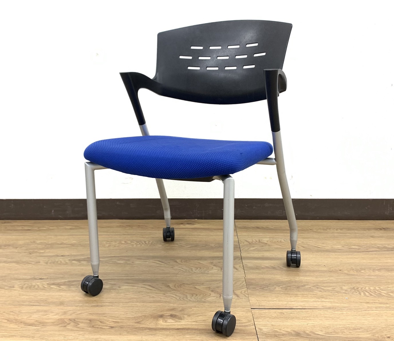 【4脚入荷】ブラック&ブルー⇒定番色スタッキングチェアカクタスシリーズ※キャスター付き仕様◆イトーキ製【RP】
                        カクタス
                                    中古
            