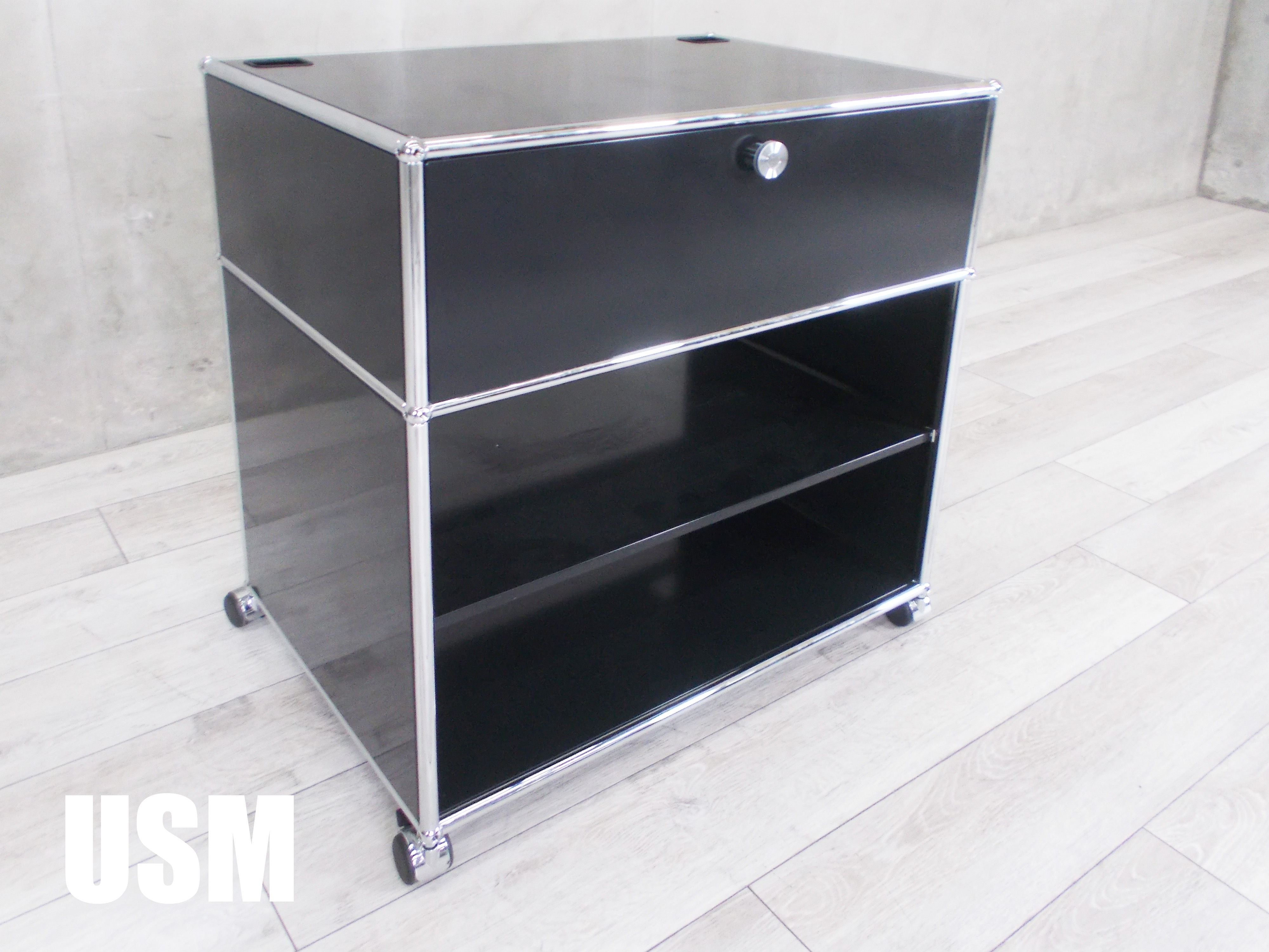 USMハラー　キャビネット/サイドボード　ブラック　キャスター付き　モジュラーシステム
                        USMハラー キャビネット
                                    中古
            