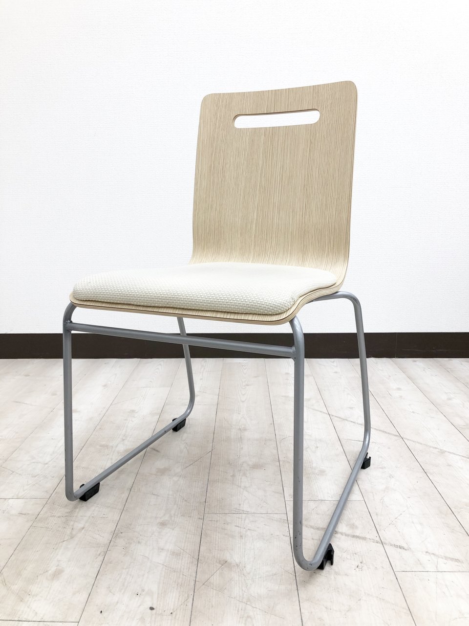 【流行の木目調で休憩室や打ち合わせスペースにピッタリ！座面ビニールレザーで掃除もラクラク！！】オカムラ（okamura）　モノスシリーズ　木目×レザークッション　スタッキングチェア
                        モノス
                                    中古
            