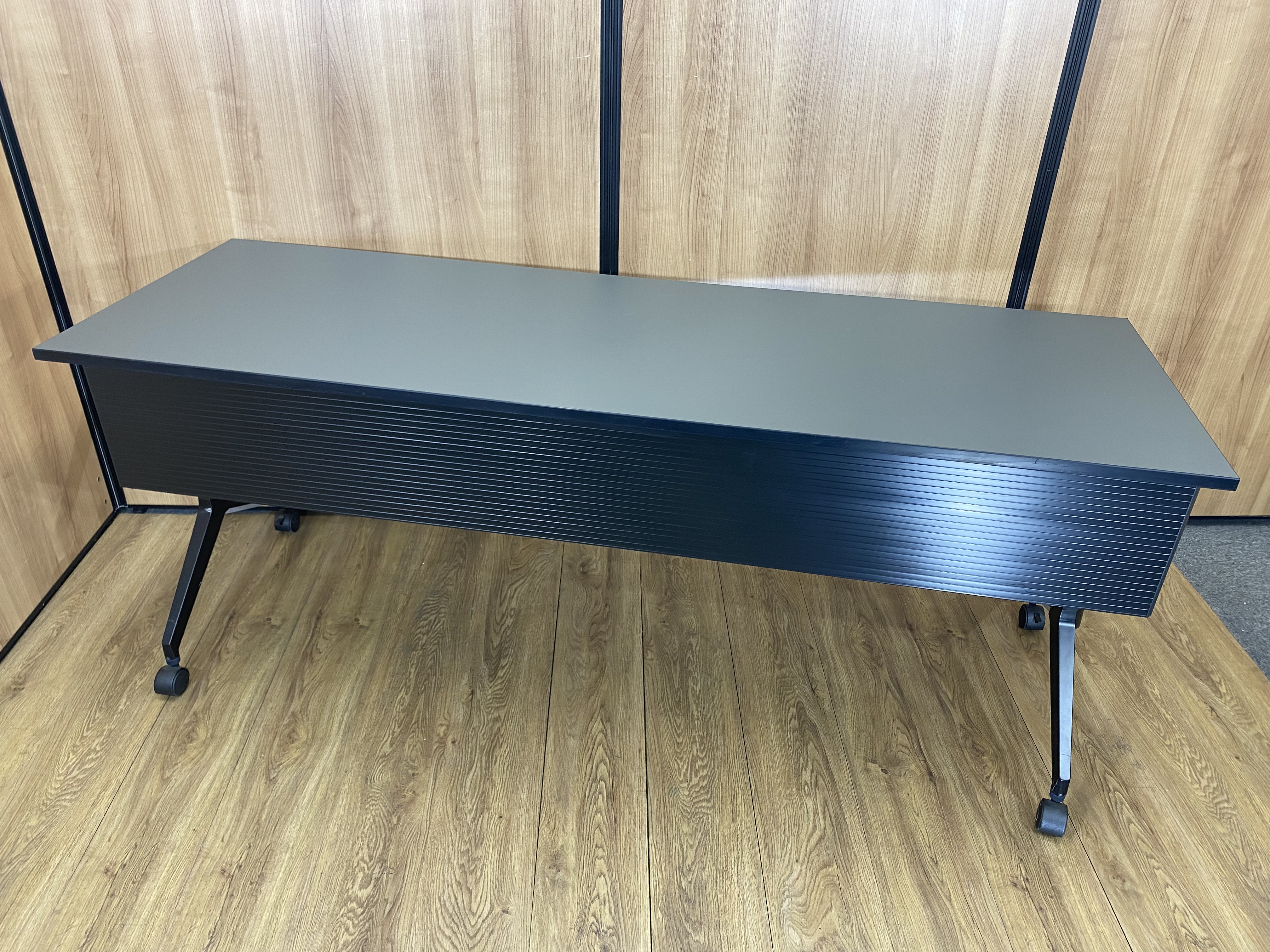 【KS】【スタイリッシュなデザイン！】■ウチダ　サイドスタックテーブル　W1800×D600mm　幕板パネル付　ディムグレイ　在庫入替特価！
                        パラグラフテーブル
                                    中古
            