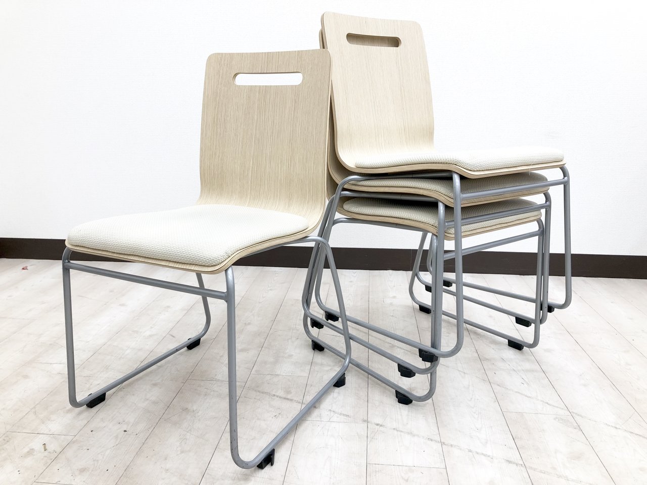 【お得な4脚セット！で通常より10％OFF！木目調でオシャレなデザイン！！】オカムラ（okamura）　モノスシリーズ　木目×レザークッション　スタッキングチェア
                        その他シリーズ
                                    中古
            