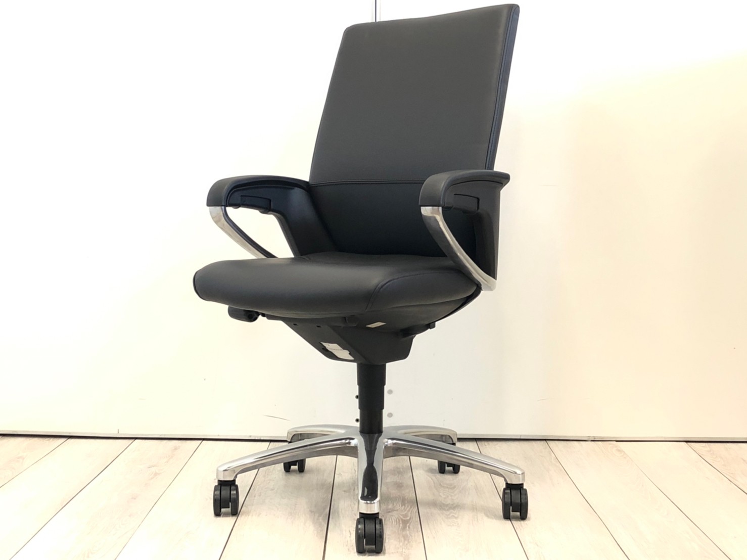 【限定1脚の高級チェア！！】｜上長・社長におススメのエグゼクティブチェア！コクヨ/フィロソフィー/ブラック
                        フィロソフィーチェア
                                    中古
            