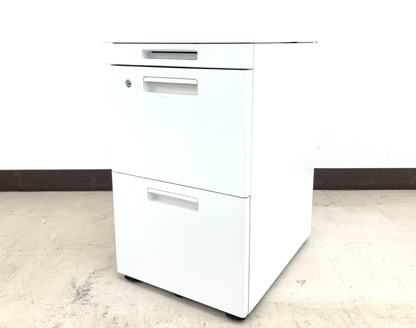 【フリーアドレスデスクのお供に！】
奥行き約5000mmのスリムタイプ！
■コクヨ/GT/高さ650mm/奥行き500mm　◇在庫入替品12
※在庫入替の為20％OFF！
                        GTワゴン
                                    中古
            