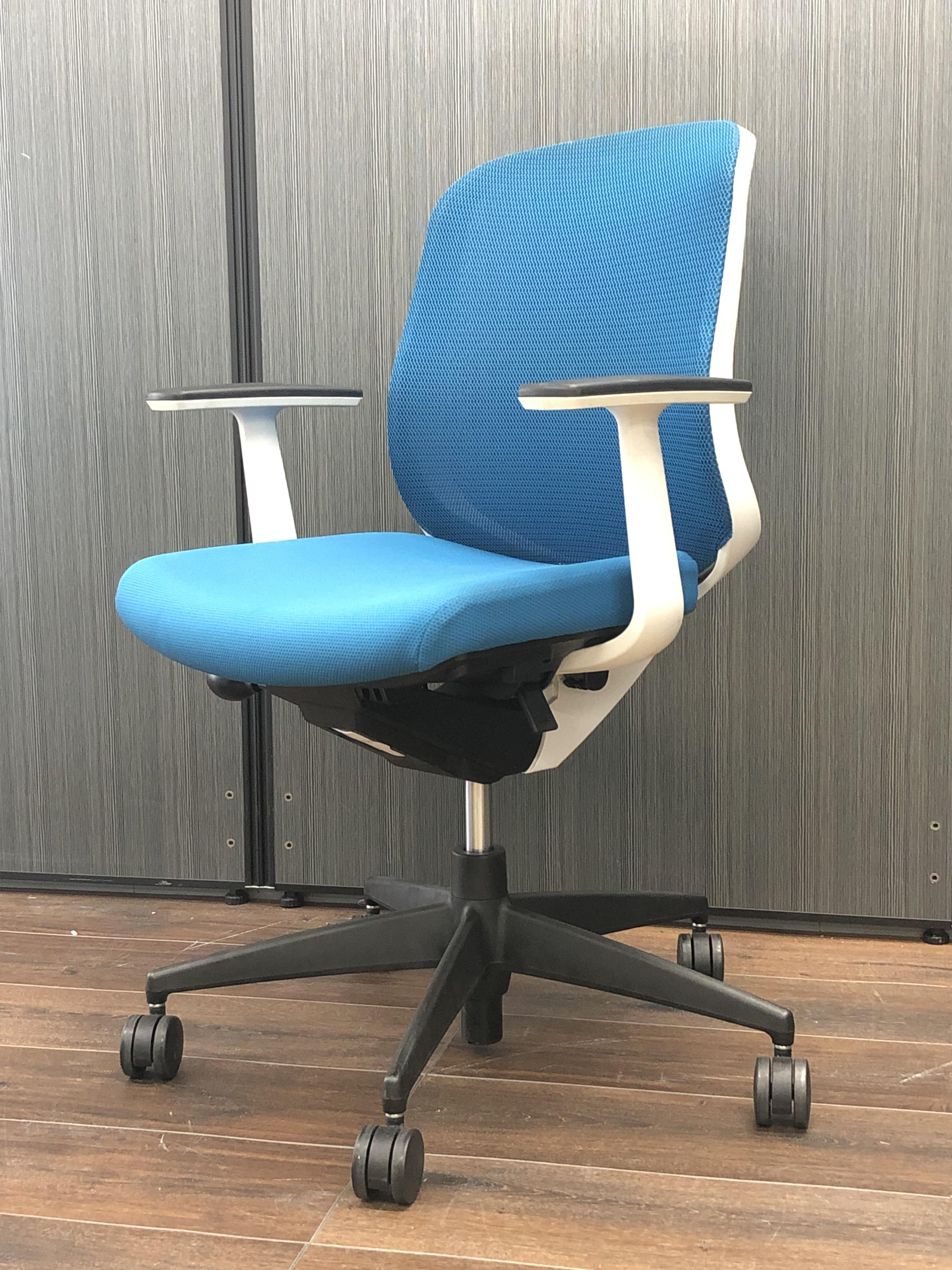 【4脚入荷】座り心地はニュータイプ！彩り豊かな毎日を【A00856121】　コクヨ製　シロッコ
                        シロッコ
                                    中古
            