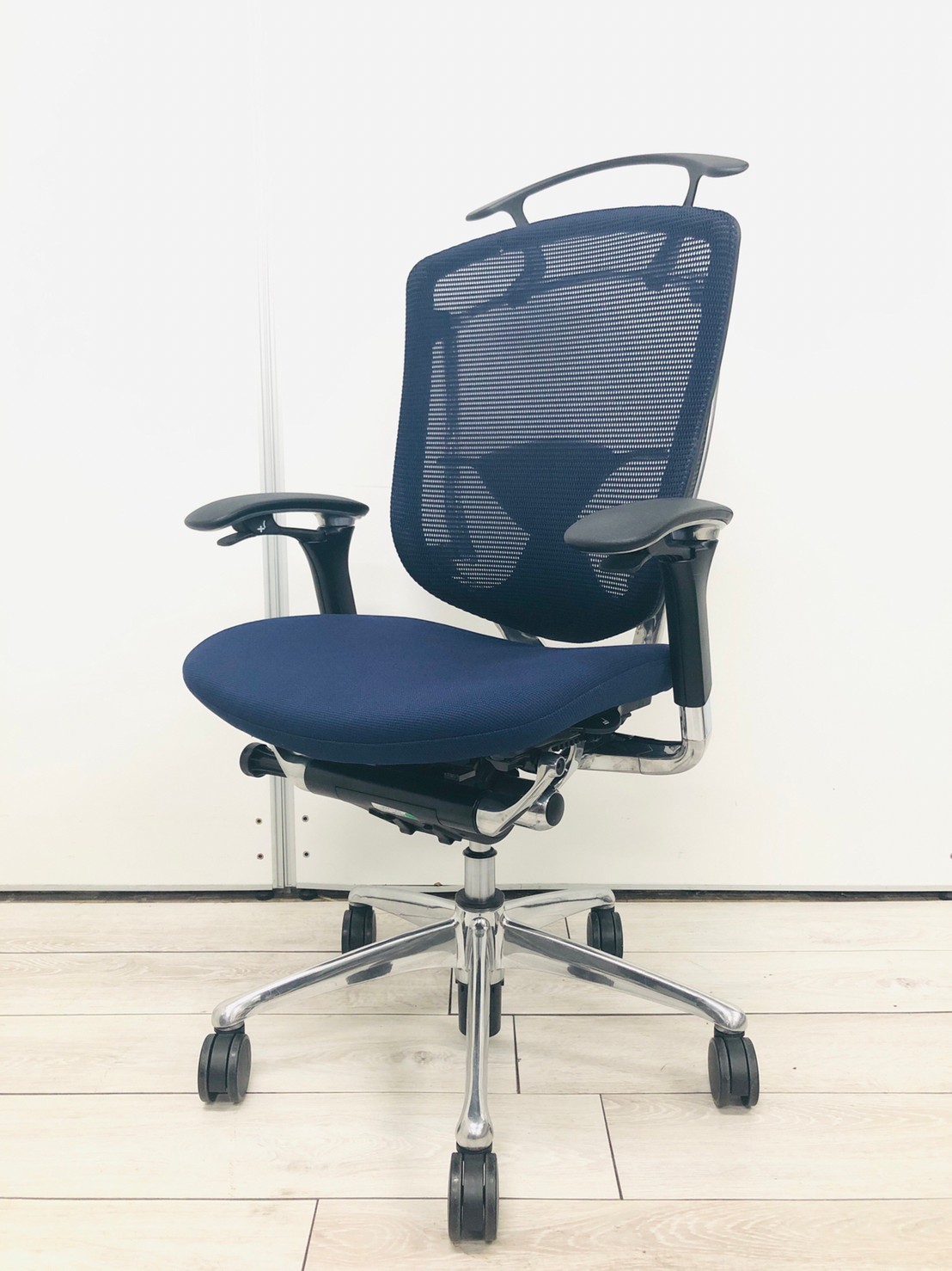 【左肘置き部分の可動が壊れているため、￥68,400→￥61,560お安く！】【大人気高級チェア！】肘部分で昇降・リクライニング操作ができる高機能チェア！■オカムラ/コンテッサ/ネイビー
                        コンテッサチェア
                                    中古
            