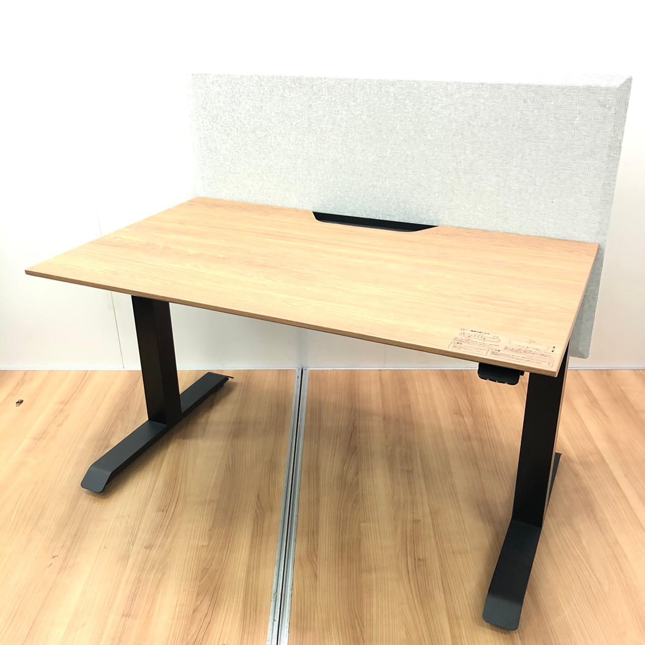 【2021年製】【状態良好!!】座る＋立ちスタイルを取り入れる事で身体の負担、そして最も疲れにくい 環境で作業出来ます！
                        シークエンス 昇降デスク&テーブル
                                    中古
            