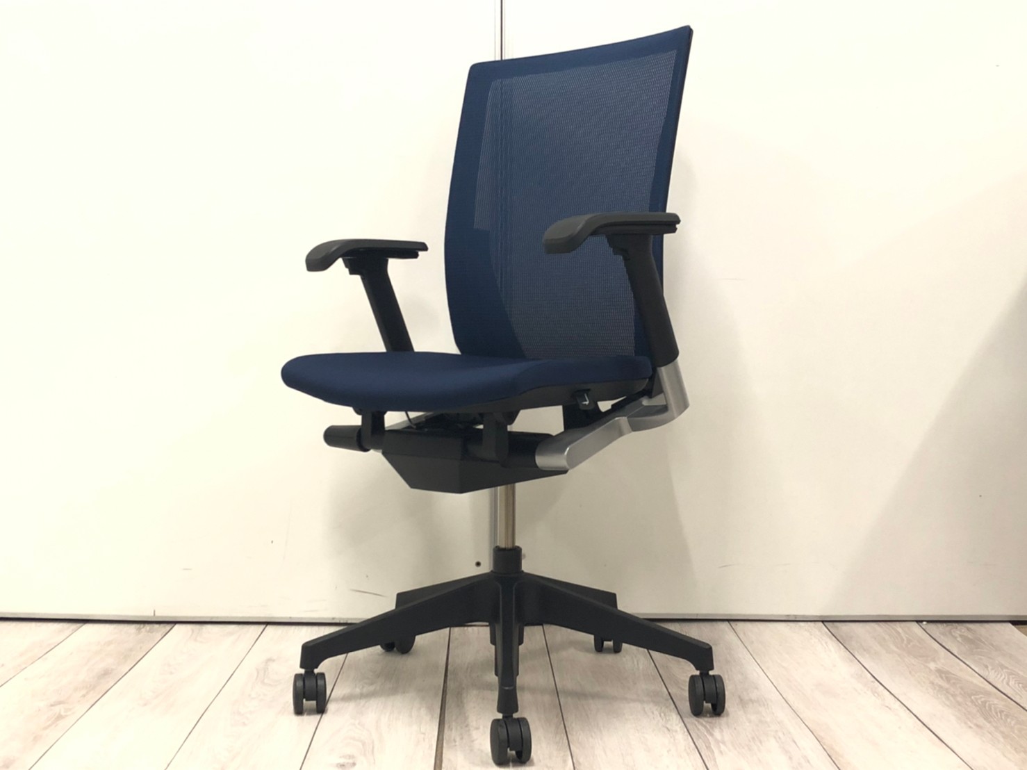 中古】ヴェントチェア KE-837JB-T1B2 イトーキ/ITOKI 肘付 中古】ヴェントチェア KE-837JB-T1B2 イトーキ/ITOKI 肘付