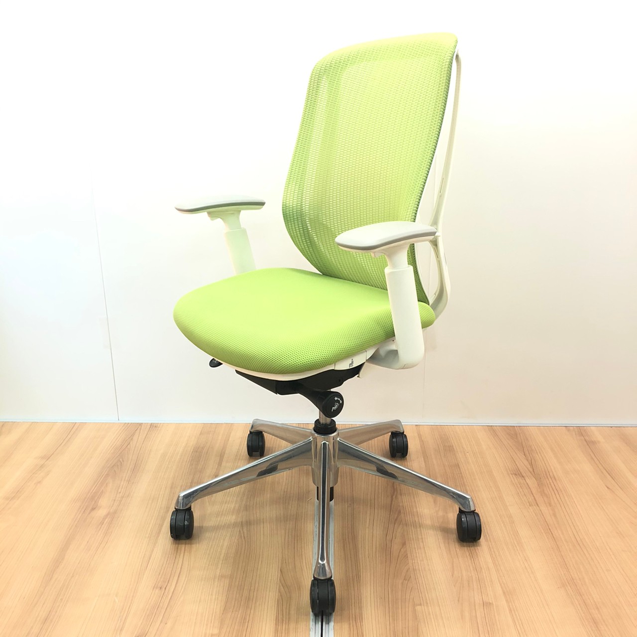 【状態良好】問い合わせ多数！/いま人気のシルフィーチェア/新感覚の前傾機能
                        シルフィー
                                    中古
            