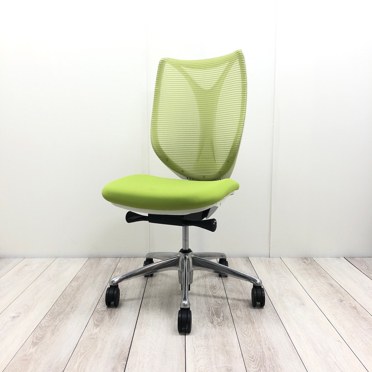 デザイン性と機能性を兼ね備えたサブリナが入荷！前傾機能付きリクライニングと身体をしっかりと受け止めるリングフレームによりリモートワークにも最適な椅子です【限定2脚！！】
                        サブリナ
                                    中古
            