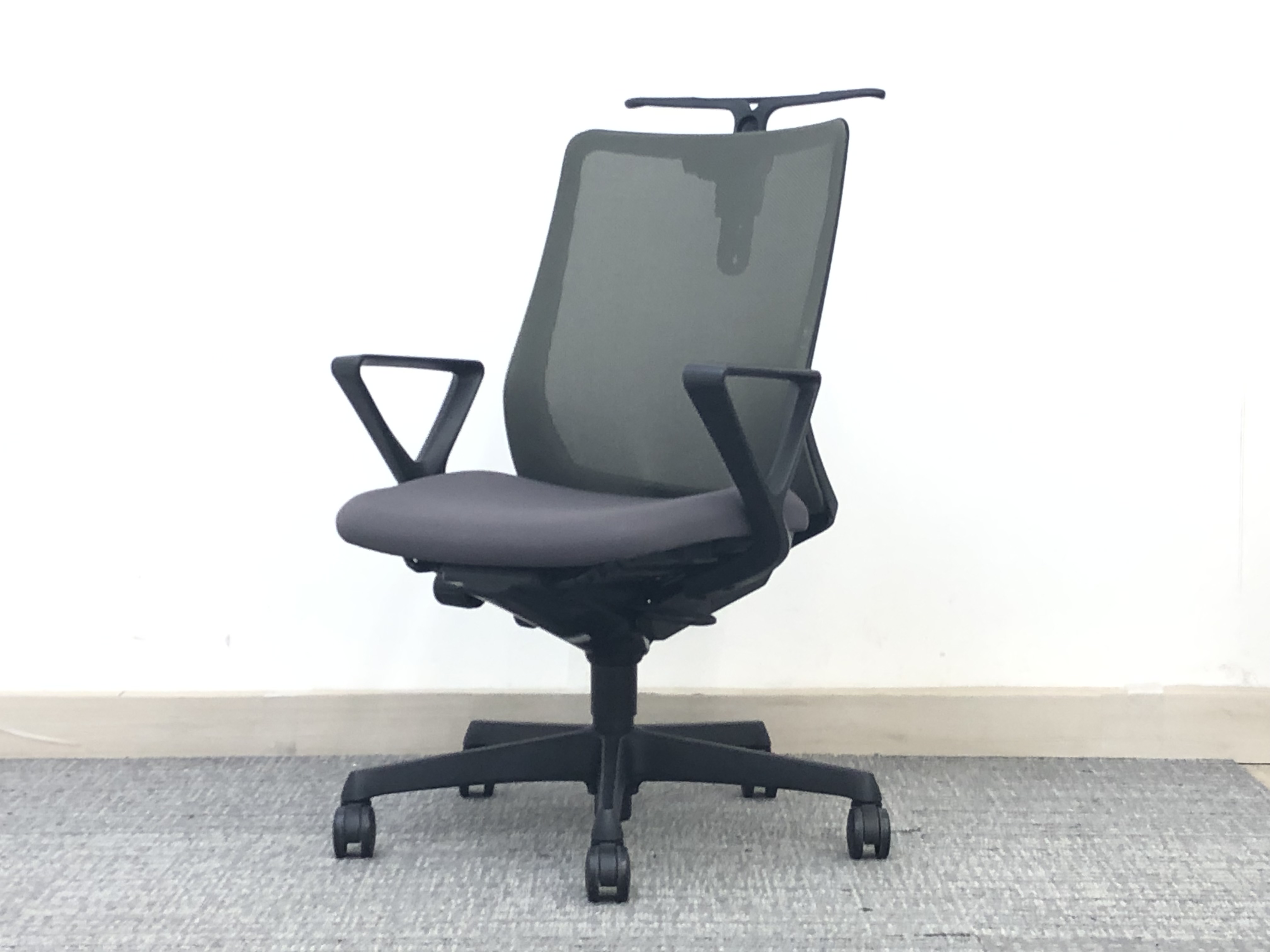 【背中を立体的に包み込む！】◆オカムラ/フルーエント/グレー/肘付
                        フルーエントチェア
                                    中古
            