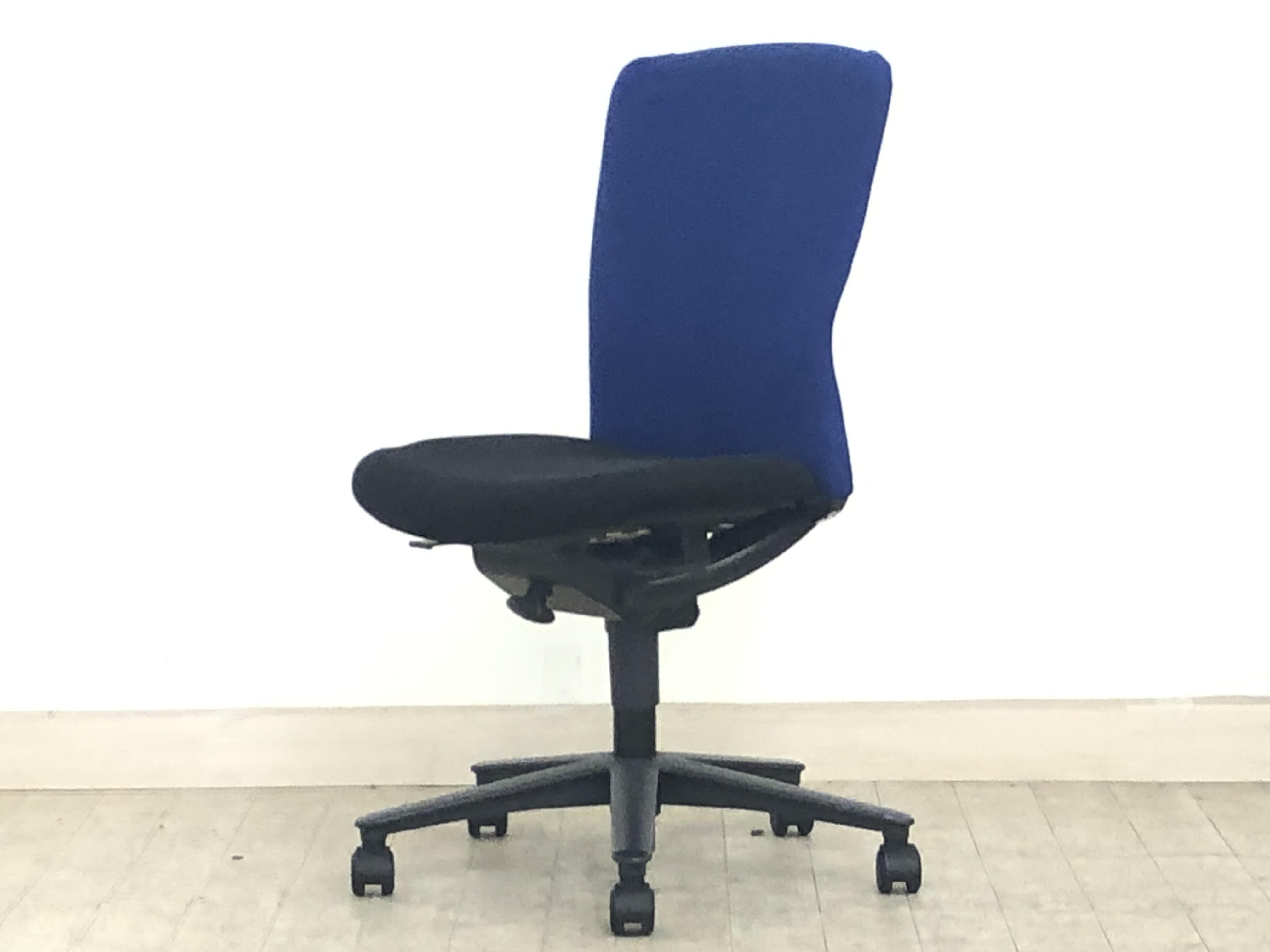 【人気のツートンカラー！！】ルディオがやってまいりました。
                        ルディオチェア
                                    中古
            