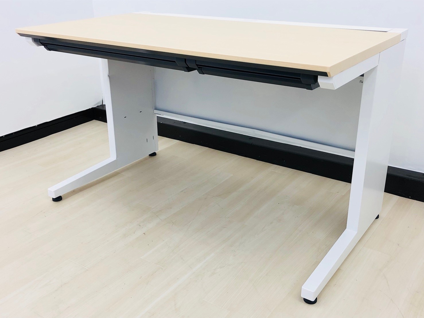 【痒い所に手が届くサイズ！W1100/D650】コクヨ　IS　引き出し付き 　【ナチュラルカラー(木目)の平机！！■カフェのようなオシャレなオフィスつくりを目指している方に!!】　
                        iSシリーズ
                                    中古
            