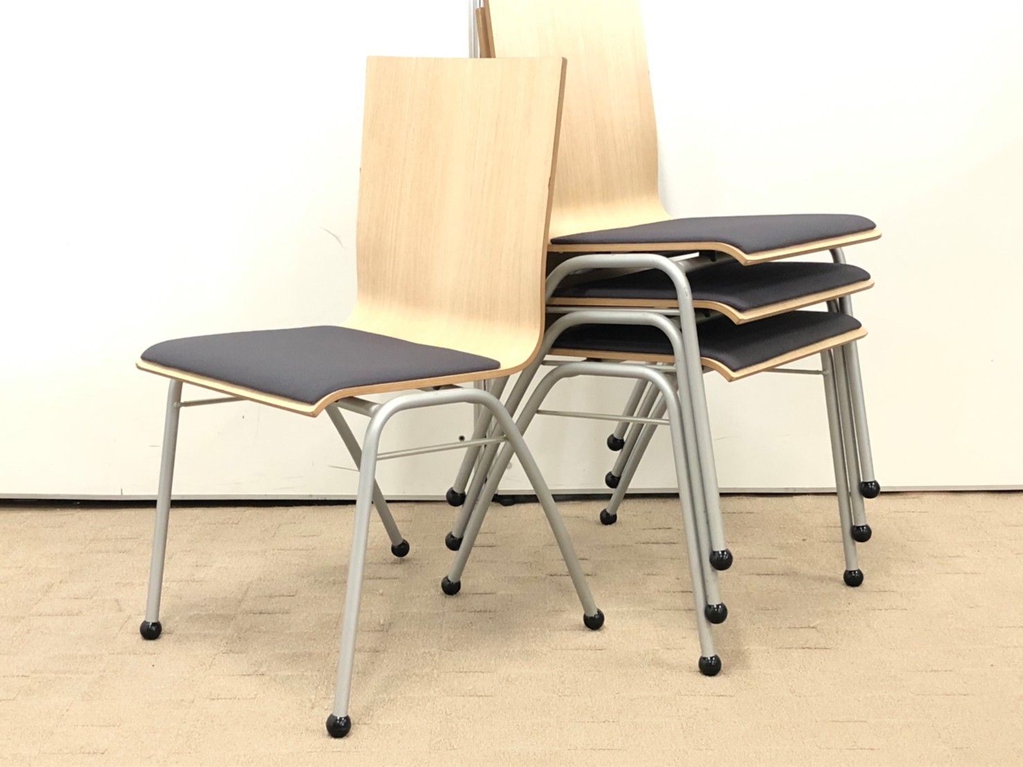 【4脚セット！！】【セットのため10％OFF！！】オカムラスタッキングチェア！！おしゃれなチェア！！■オカムラ/モノス/ブラック
                        モノス
                                    中古
            