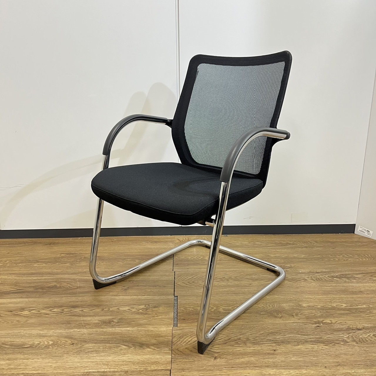 【ミーティングチェア入荷しました】オカムラ製　ブラック　メッシュ　肘付き　4脚入荷　会議室におススメ　新規　起業
                        8148シリーズ
                                    中古
            