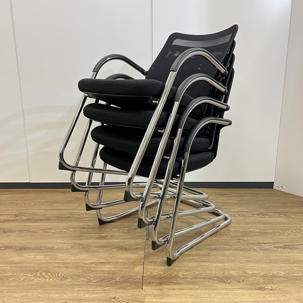 【4脚セット価格！】オカムラ製のミーティングチェア　ブラック　メッシュ　肘付き　会議室におススメ　新規　起業
                        8148シリーズ
                                    中古
            