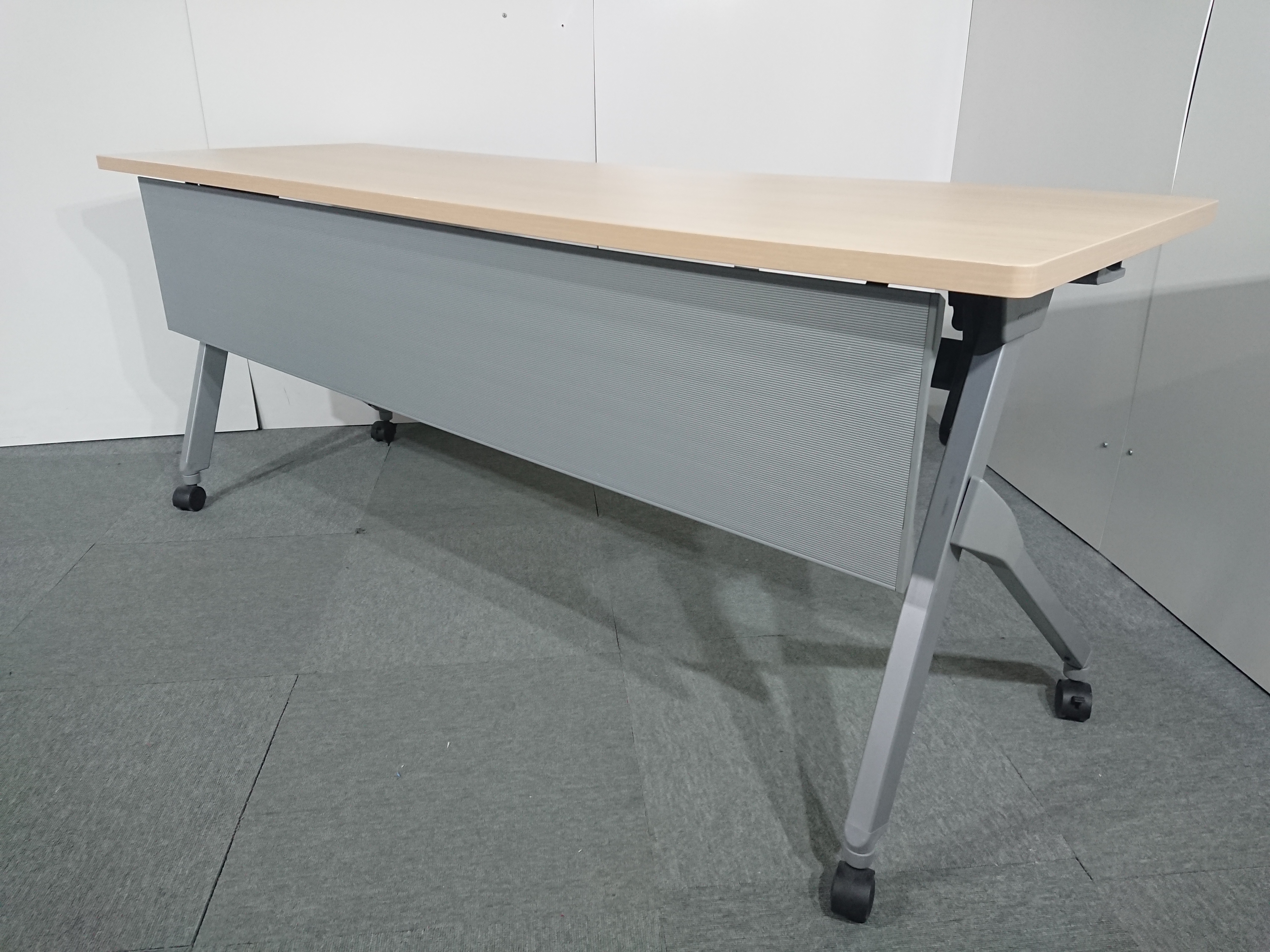 【6台入荷！】木目でオシャレ、しかも真っ直ぐに並べて片づけられるサイドスタックです！■オカムラ/フラプター/ナチュラル
                        フラプター
                                    中古
            