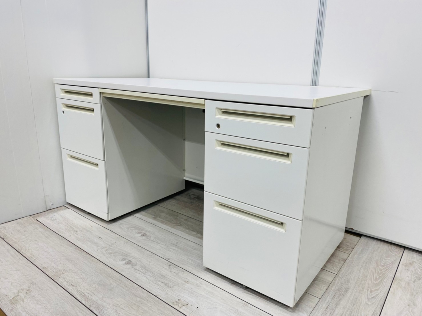 【訳アリ品】【倉庫に大量入荷】収納する引き出しがたくさんあるデスク！使用感ありの為、通常価格よりお安く！■オカムラ/アドバンス-S/ホワイト
                        アドバンス-S
                                    中古
            