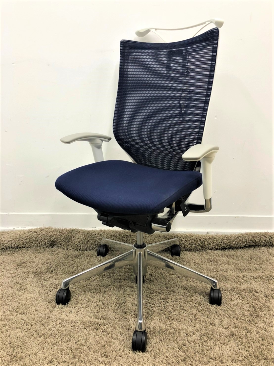 【KS】2017年製！エンブレム日焼け有【デスクワークを快適にサポート！】■オカムラ製　バロンチェア　可動肘付　ハンガー付　在庫入替　松
                        バロンチェア
                                    中古
            