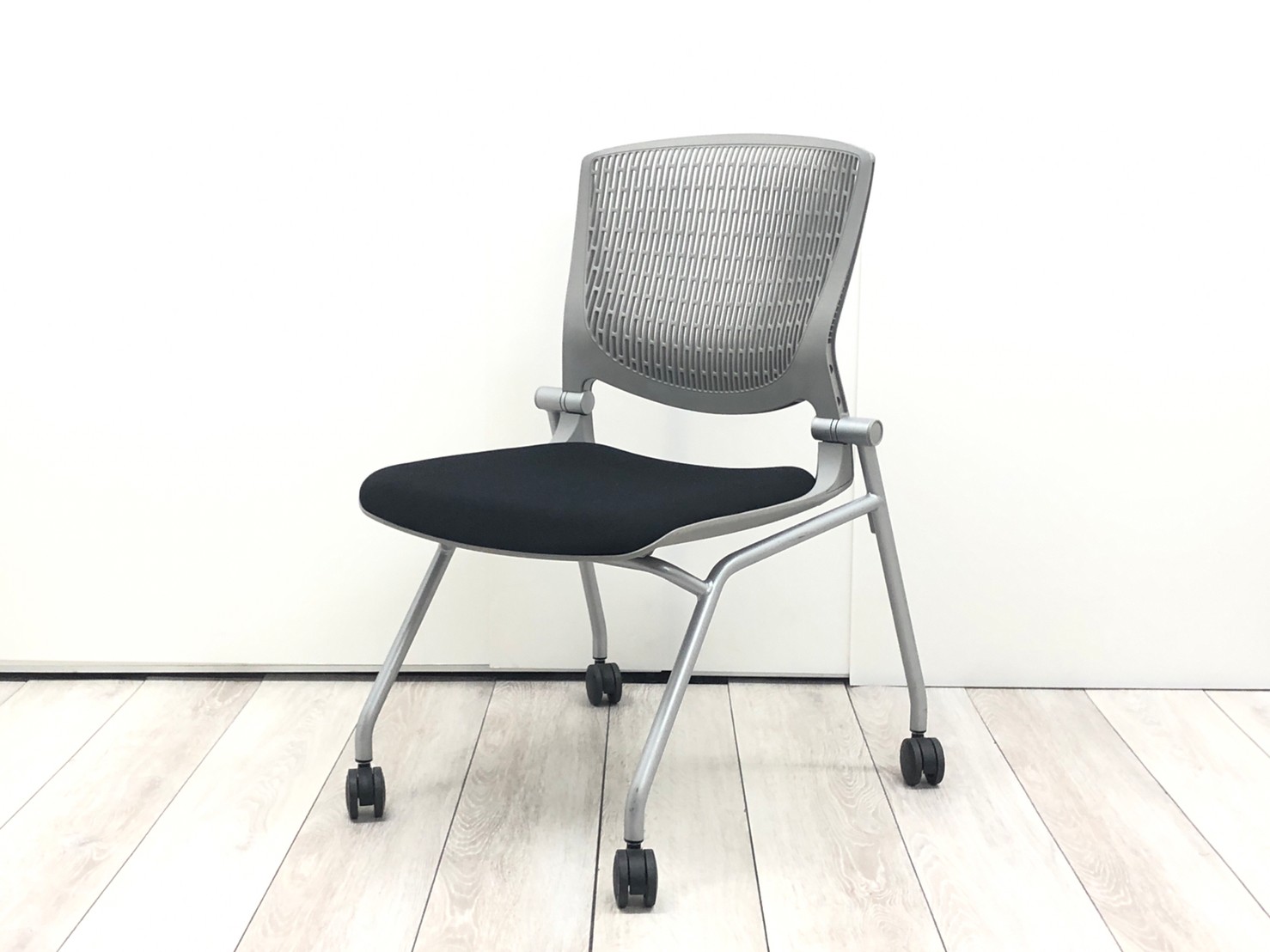 【会議を沢山したくなる】オカムラ/グラータ/ブラック【ネスティング収納可能！】
                        グラータチェア
                                    中古
            