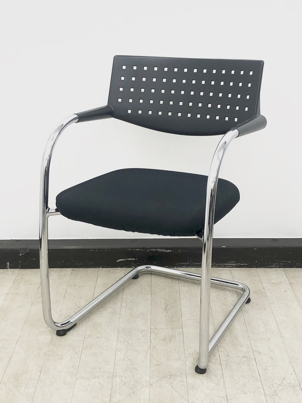 【4脚入荷】vitra/ヴィトラ　ビザビ　スタッキングチェア　ブラック
                        ビザビチェア
                                    中古
            