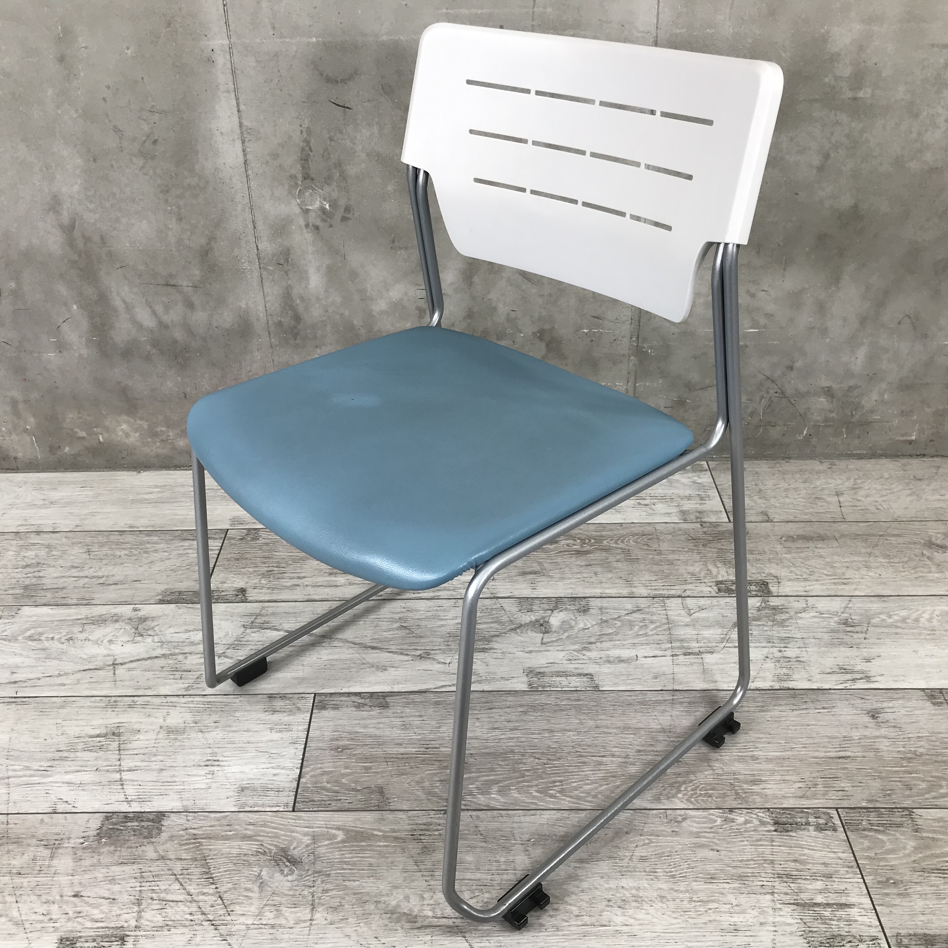 【ロット入荷！】ビニールレザー仕様なので汚れが取りやすい！■イトーキ/エレック/ターコイズブルー　※1脚からの販売は致しません。
                        エレック
                                    中古
            