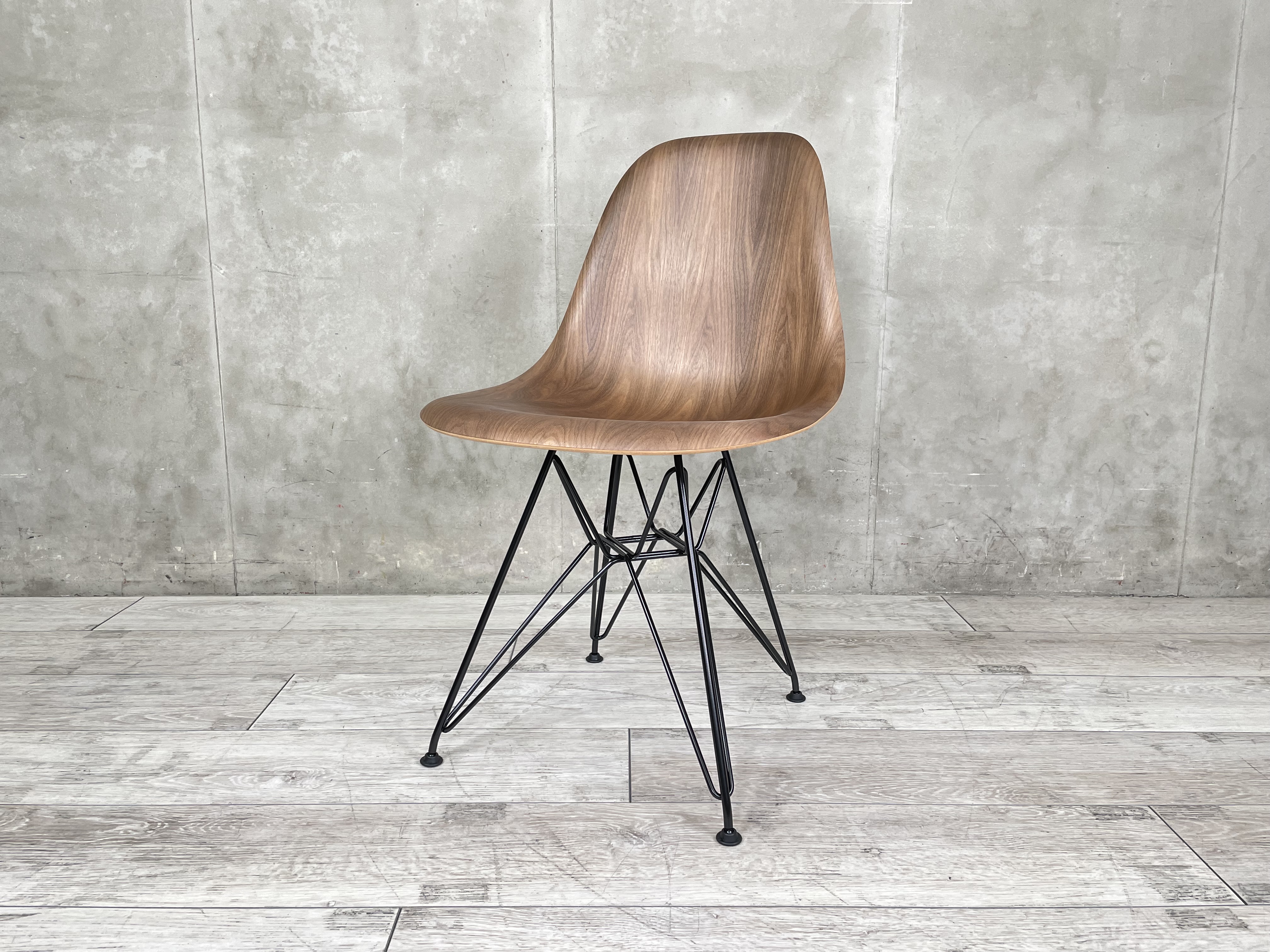 売買 展示品 Herman Miller イームズ ウッドシェルスツール 2019年d