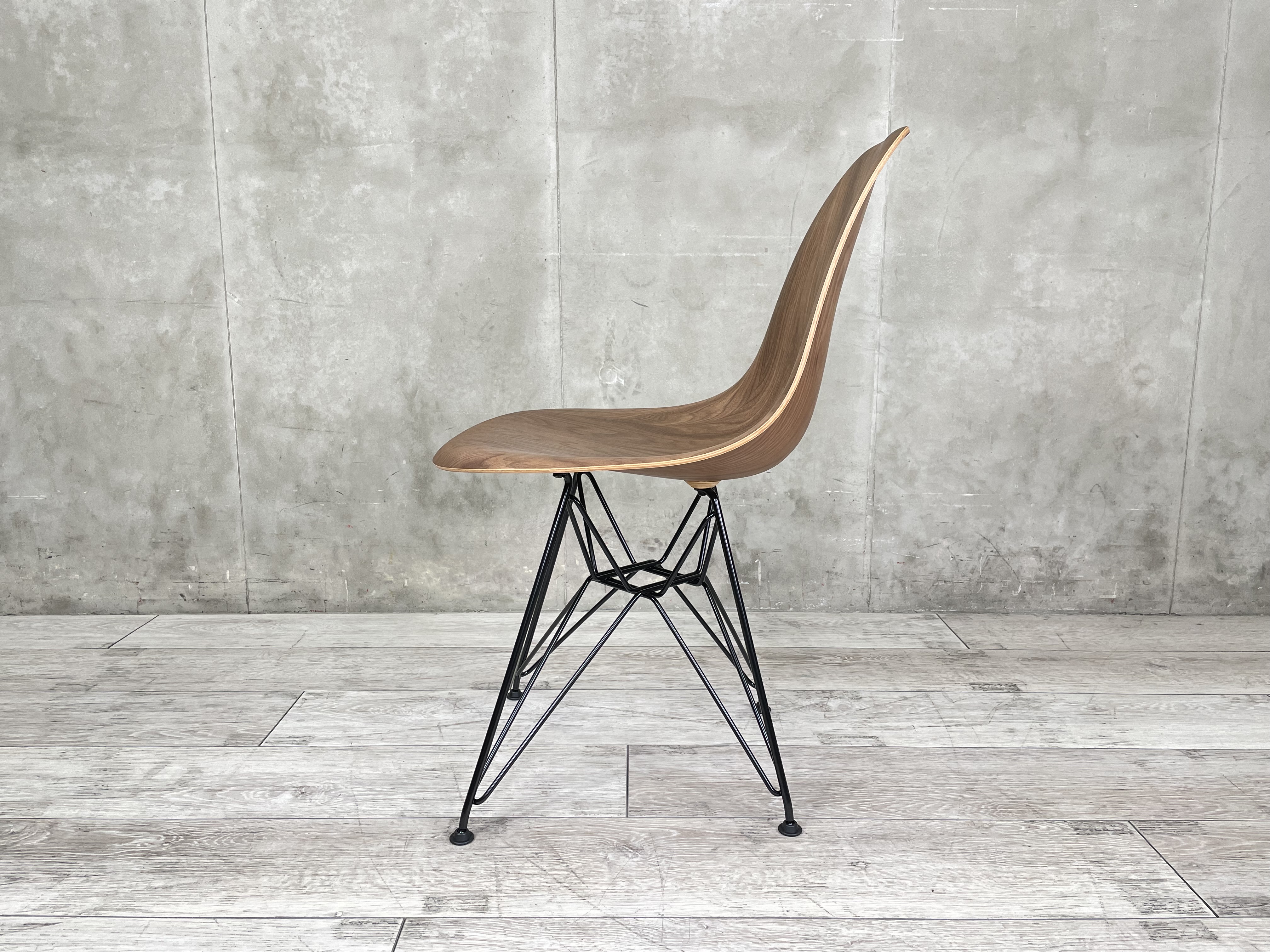 【Herman Miller】ハーマンミラー イームズ シェルチェア 茶 イームズウッドシェルチェア - 4レッグベース | ハーマンミラー