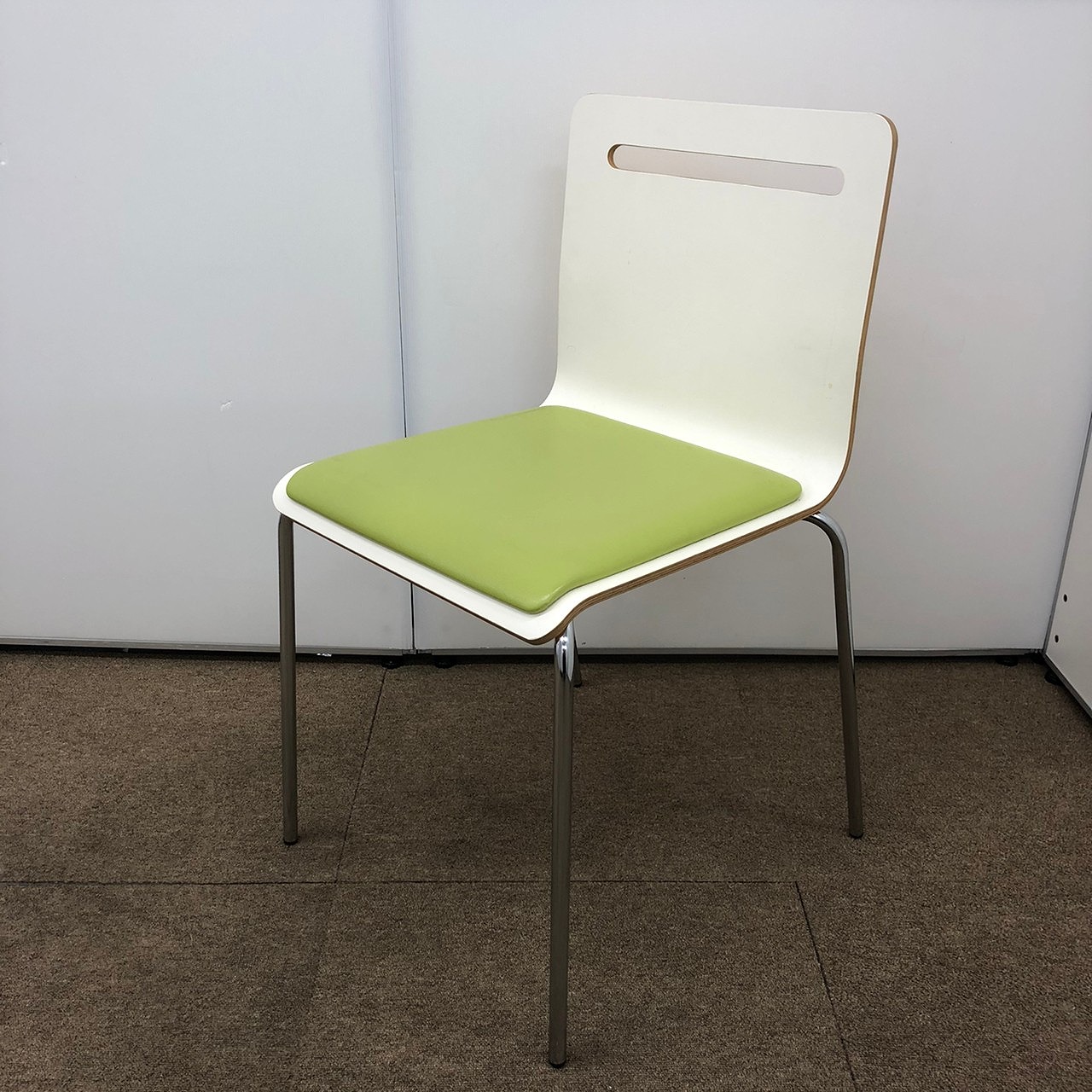 【希少】その他メーカーのスタッキングチェア！ライトグリーン
                        その他シリーズ
                                    中古
            