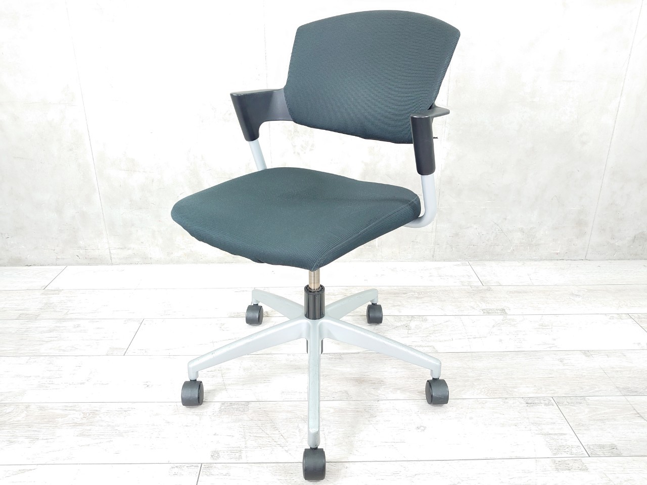 【関東倉庫在庫品】コクヨ製・『プロッティ　回転脚タイプ』入荷！！ミーティングチェアには珍しい、5本脚タイプ！ゆったり座れて、長時間の会議でも快適な肘付き！ブラックカラーで汚れも目立ちにくいです！弊社使用欄【A00864884】
                        プロッティチェア
                                    中古
            