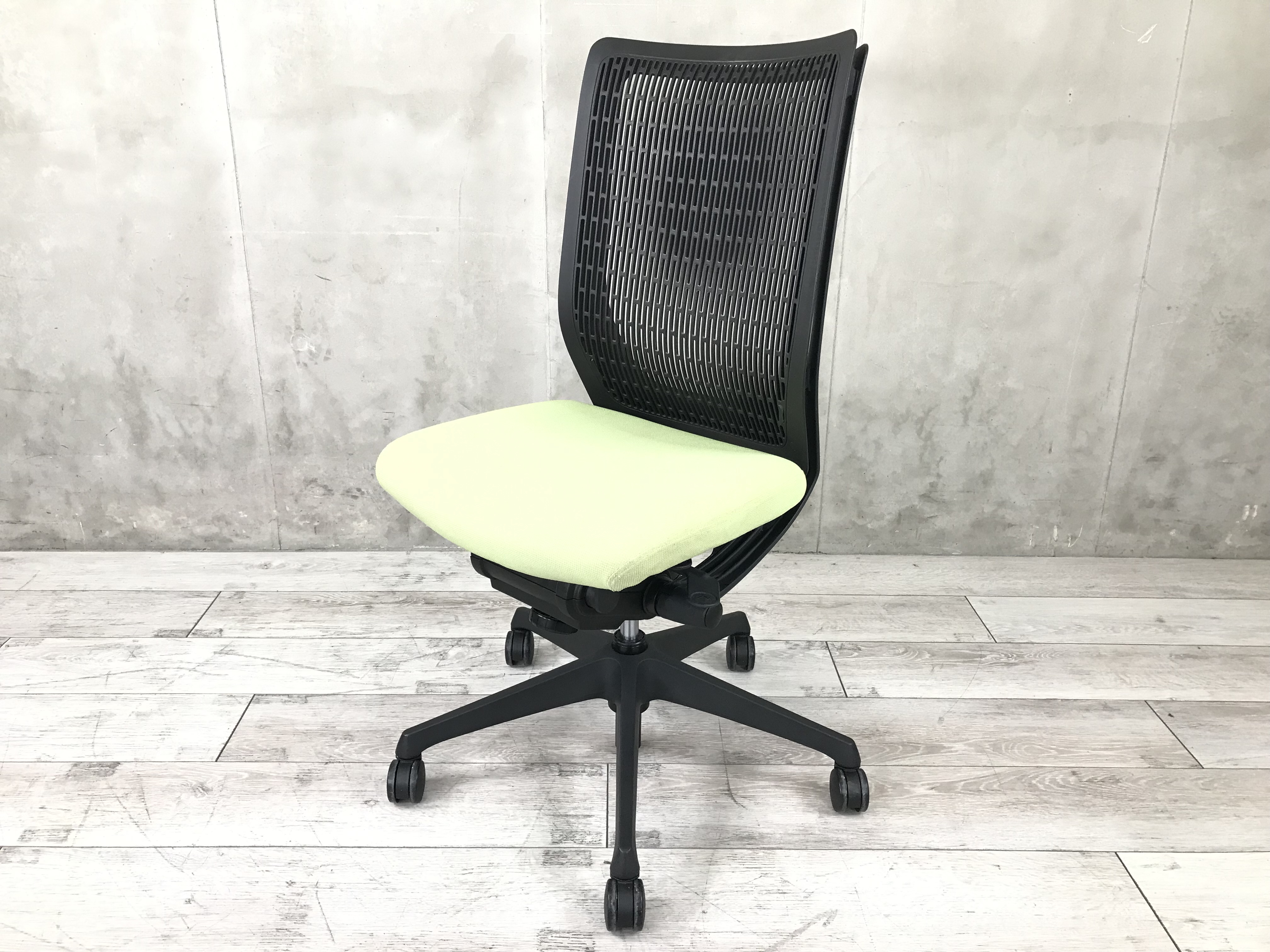 【座面のクッション劣化あるためお値下げ！】オカムラ　ヴィスコンテチェア　ハイバック　ピスタチオグリーン　座スライドなし フリーリクライニング【デザイン性から高い人気を誇るチェアです！】
                        ヴィスコンテ
                                    中古
            