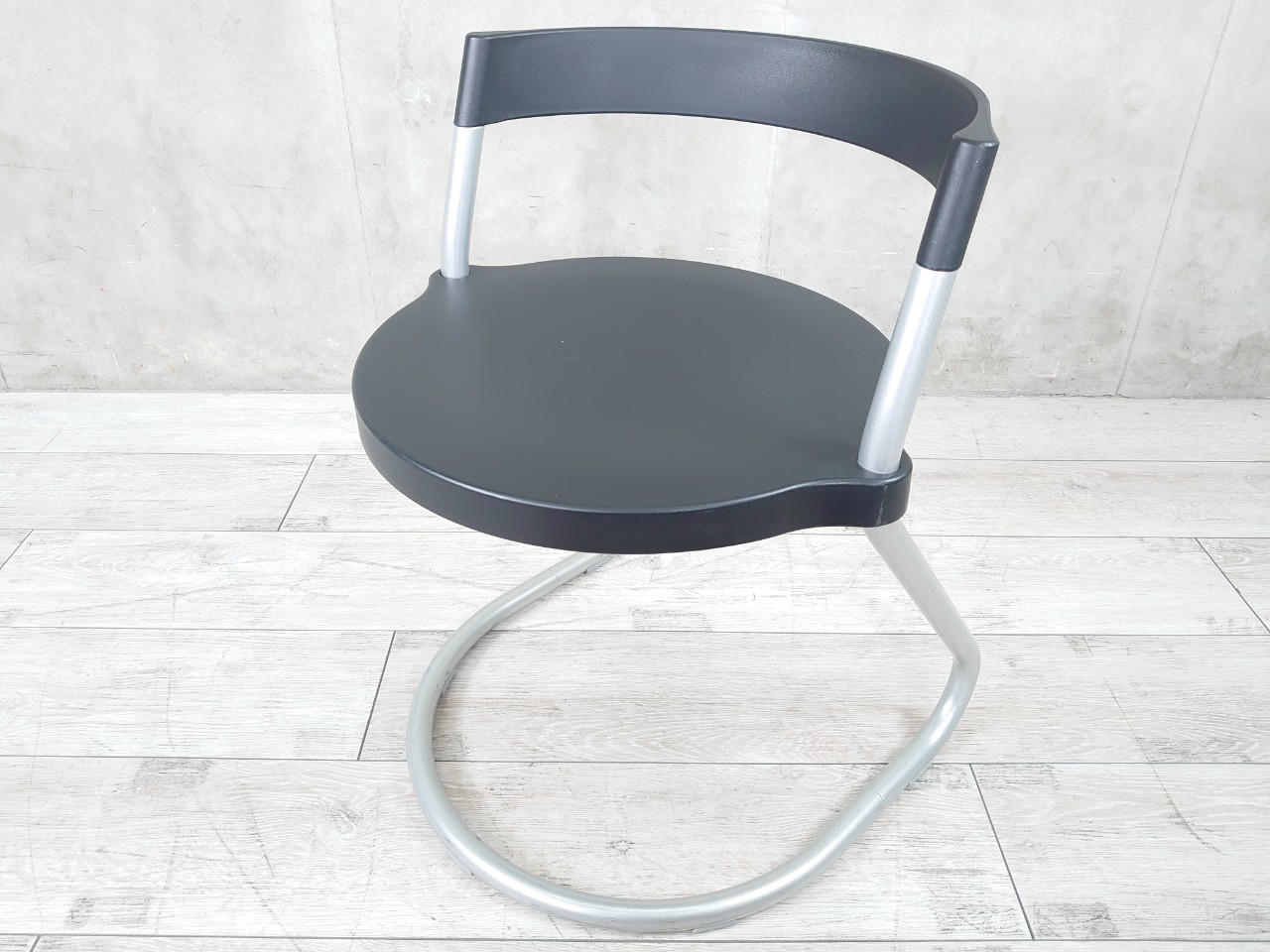 【関東倉庫在庫品】イトーキ製・『ピッキオ』入荷！！特徴的なデザインのブラックカラー仕様。急なミーティング、会議でも重ねる収納ができるので、使用する時も片付ける時もラクラク！！弊社使用欄【A00865210】
                        ピッキオ
                                    中古
            