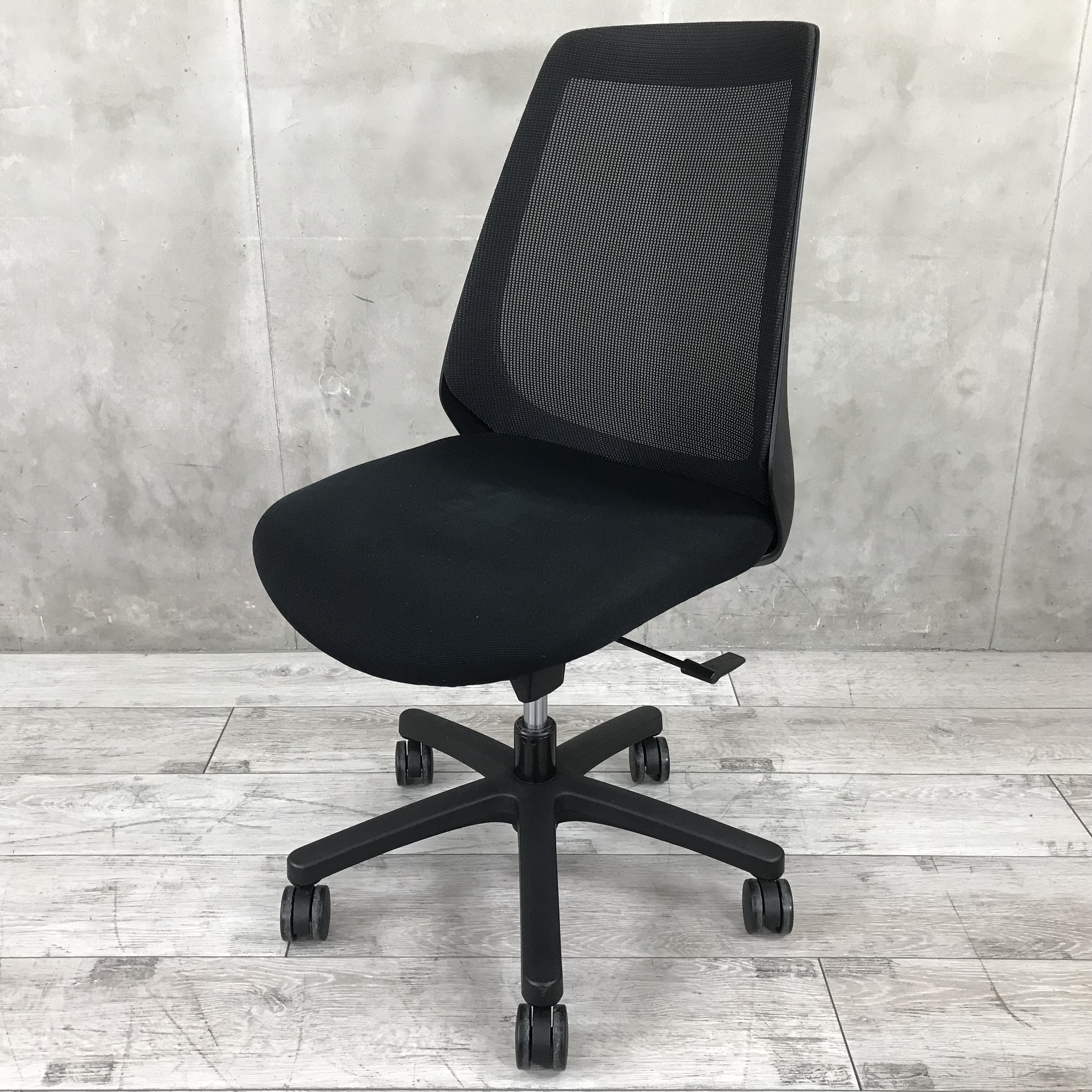 【6脚入荷！！】コンパクト且つローコストのブラックメッシュ！■イトーキ/ノナ/ブラック
                        ノナ
                                    中古
            