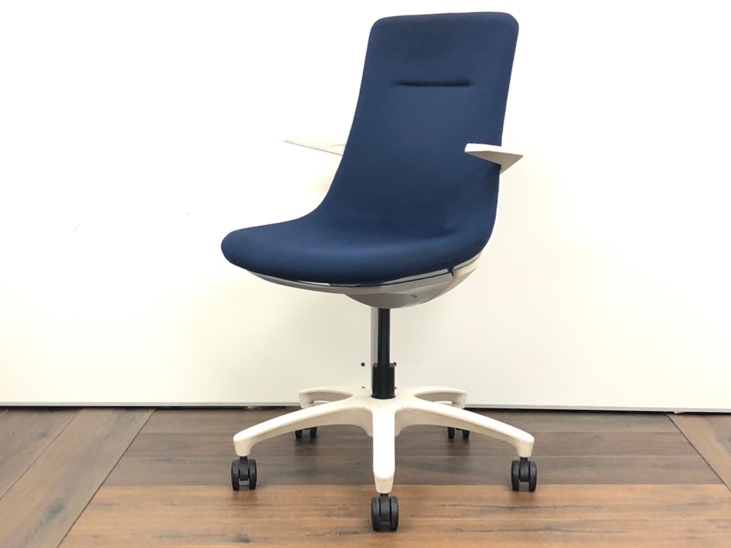 【ホワイトフレーム×ネイビーブルーの人気組み合わせ！！】ミーティングチェア　肘付　イトーキ　モーブ　ネイビーブルー【執務・ミーティングチェアのどちらにもおすすめ！】
                        モーブ
                                    中古
            