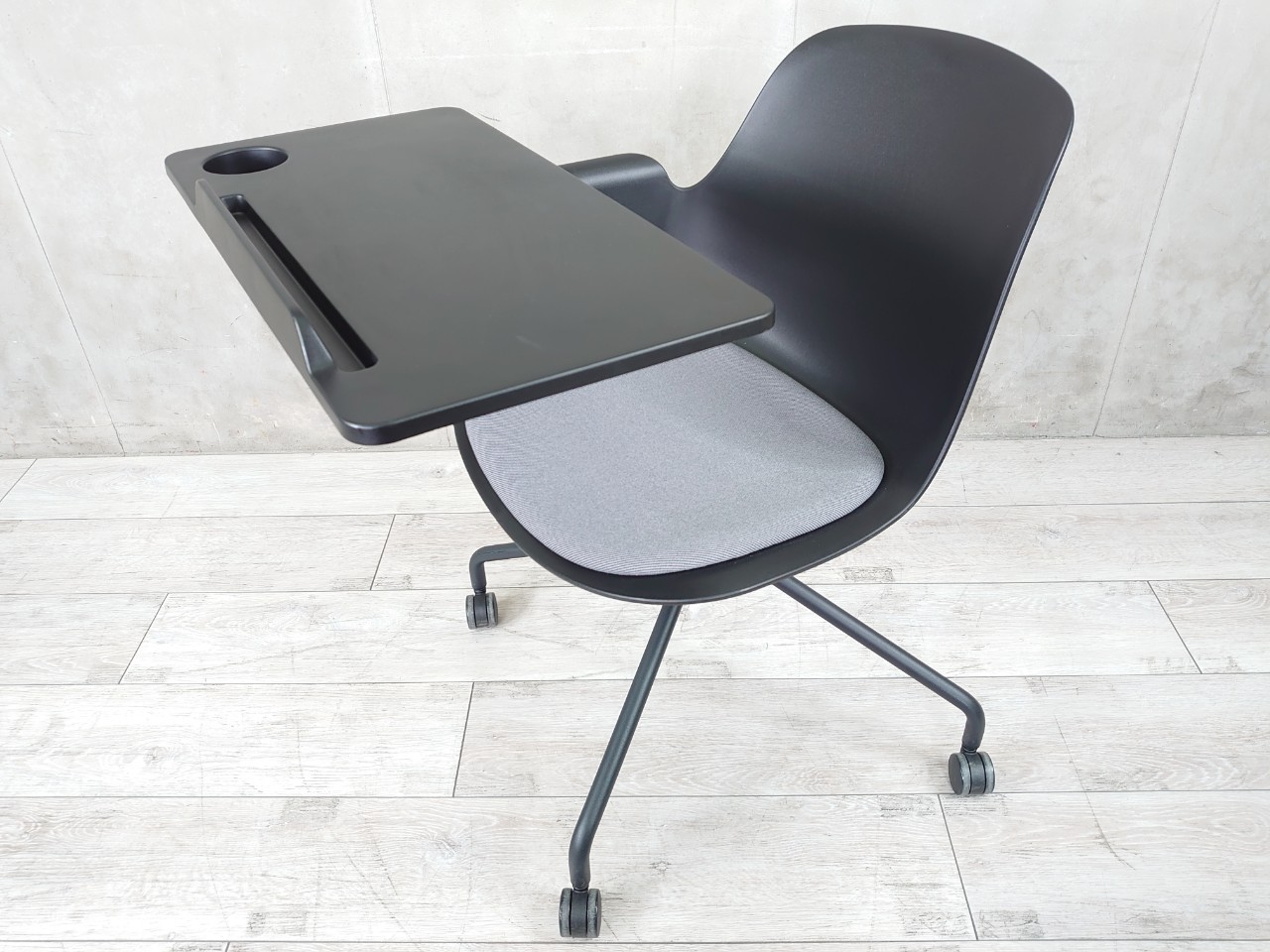 【関東倉庫在庫品】コクヨ製・『オールインワン』入荷！！グッドデザイン賞・デザインアワード2020受賞！長時間のミーティングも快適に行える座クッションタイプ！立ち座りもメモ台が動くため動きをサポートしてくれます！ブラックカラー×ミディアムグレー配色。弊社使用欄【A00863294】
                        その他シリーズ
                                    中古
            