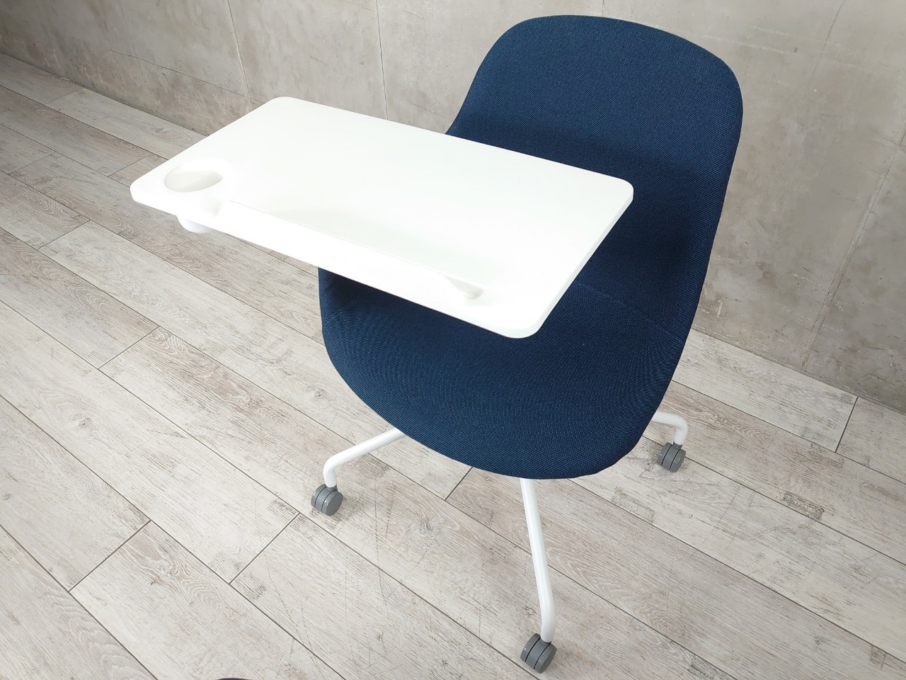 【関東倉庫在庫品】コクヨ製・『オールインワン』入荷！！グッドデザイン賞・デザインアワード2020受賞！長時間のミーティングも快適に行える座クッションタイプ！立ち座りもメモ台が動くため動きをサポートしてくれます！座面、背もたれはブルー！脚はホワイトで清潔感のあるお使いやすいお色味です！弊社使用欄【 A00863292】
                        その他シリーズ
                                    中古
            