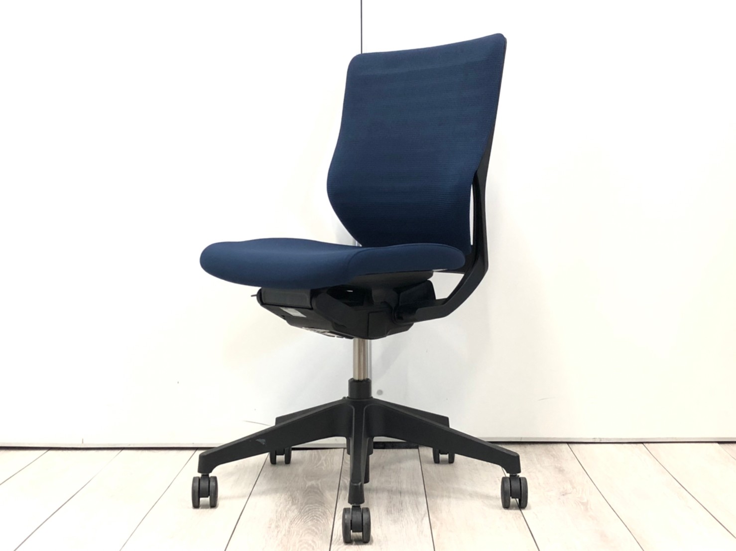 【10脚入荷！】メッシュ素材のためオフィスの雰囲気が重くならない！高級感のあるネイビー系カラー【J6】■イトーキ/エピオス/ブルー
                        エピオスチェア
                                    中古
            