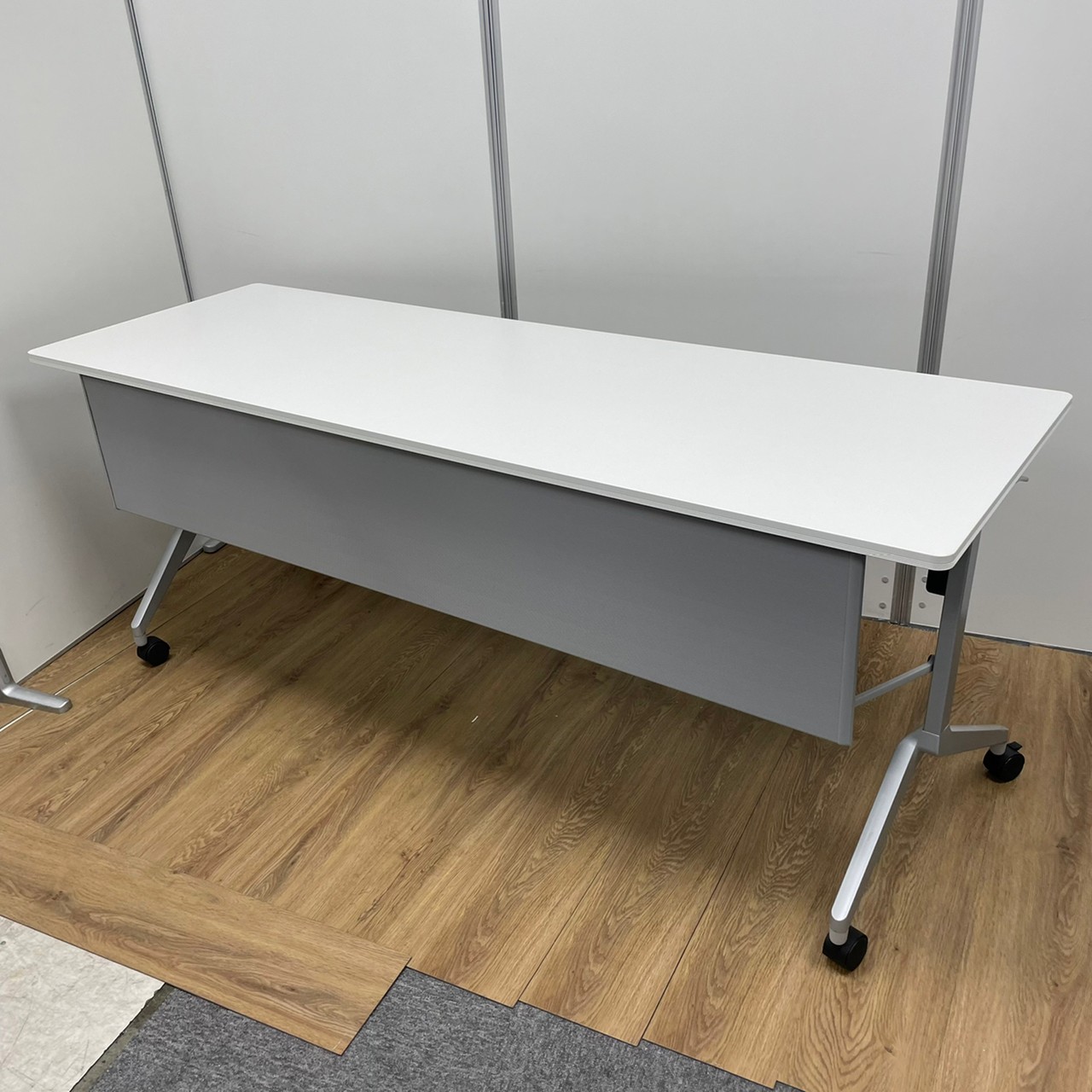 【残り1台で天板に小さな凹みキズあるため、特別価格】コクヨ製　W1800　ホワイトカラー　サイドスタックテーブル！！
                        その他シリーズ
                                    中古
            