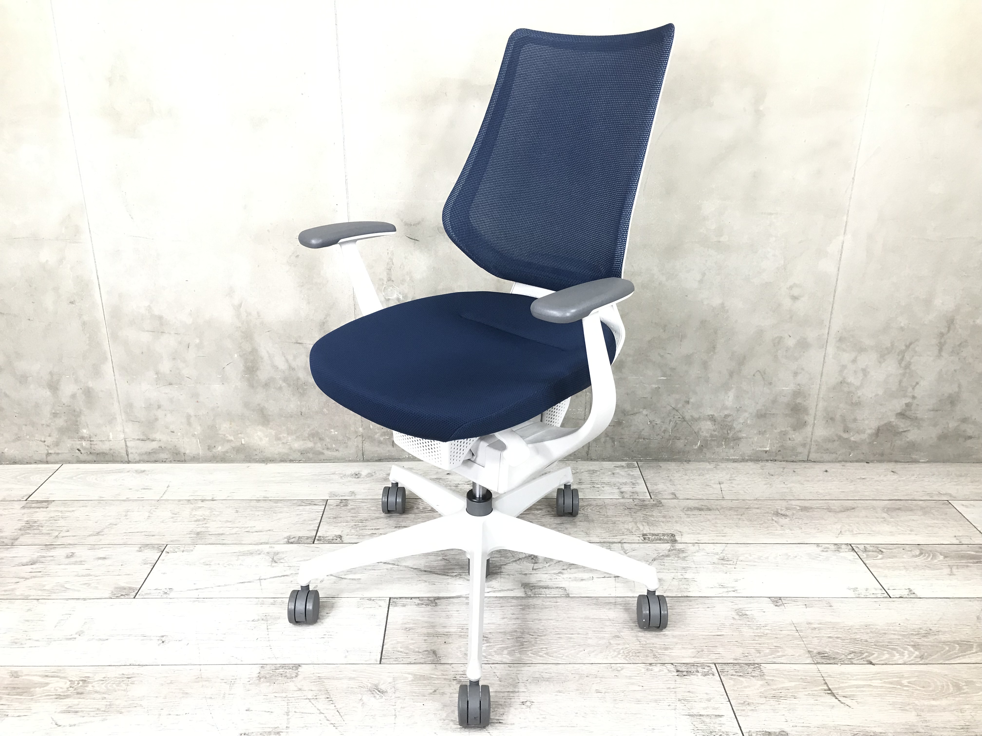 ■コクヨ　■イング　■ネイビーブルー　■ハイバック　■メッシュ　■固定肘
                        イング
                                    中古
            