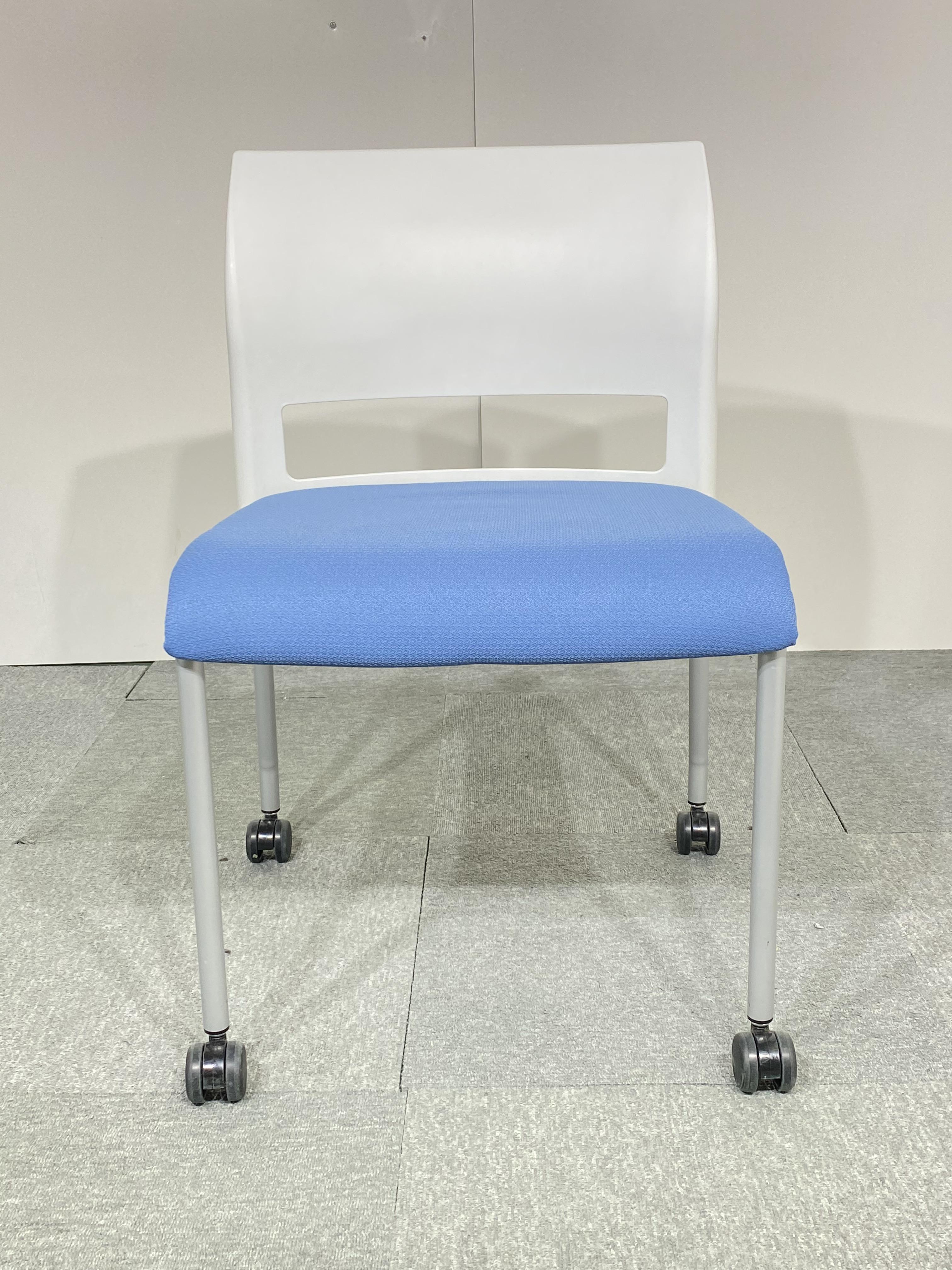 【年内在庫入替品】スチールケース製｜スタッキングチェア｜
                        その他シリーズ
                                    中古
            