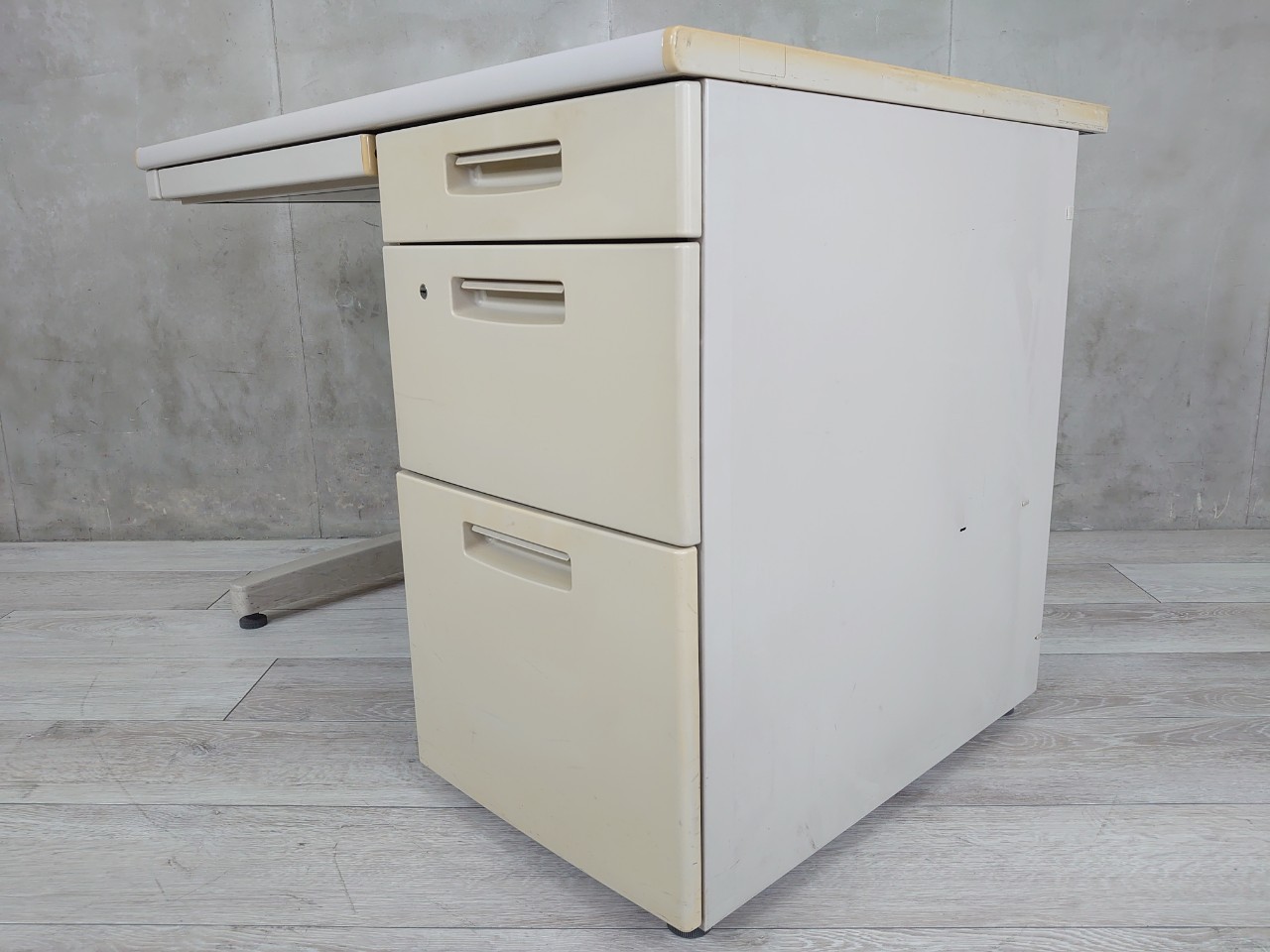 【状態気にしない方におすすめ！】【4台まとめて入荷！】不動の人気デスクが入荷！■コクヨ/BS/W1000㎜
                        新BSシリーズ
                                    中古
            