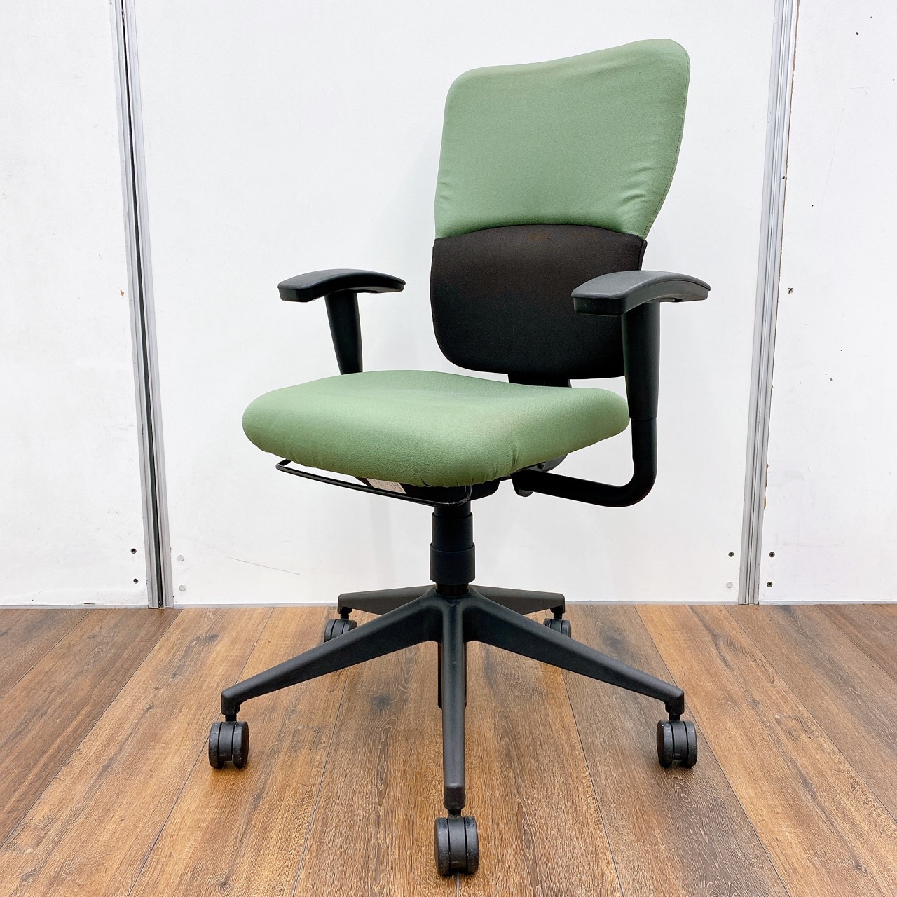 【￥7,500⇒￥6,750　商品入替10%OFF】【なんと！背もたれが伸びます！】スチールケース（Steelcase）レッツビーチェア　■色：グリーン　肘付き　【β2309】
                        LetsB　レッツB
                                    中古
            