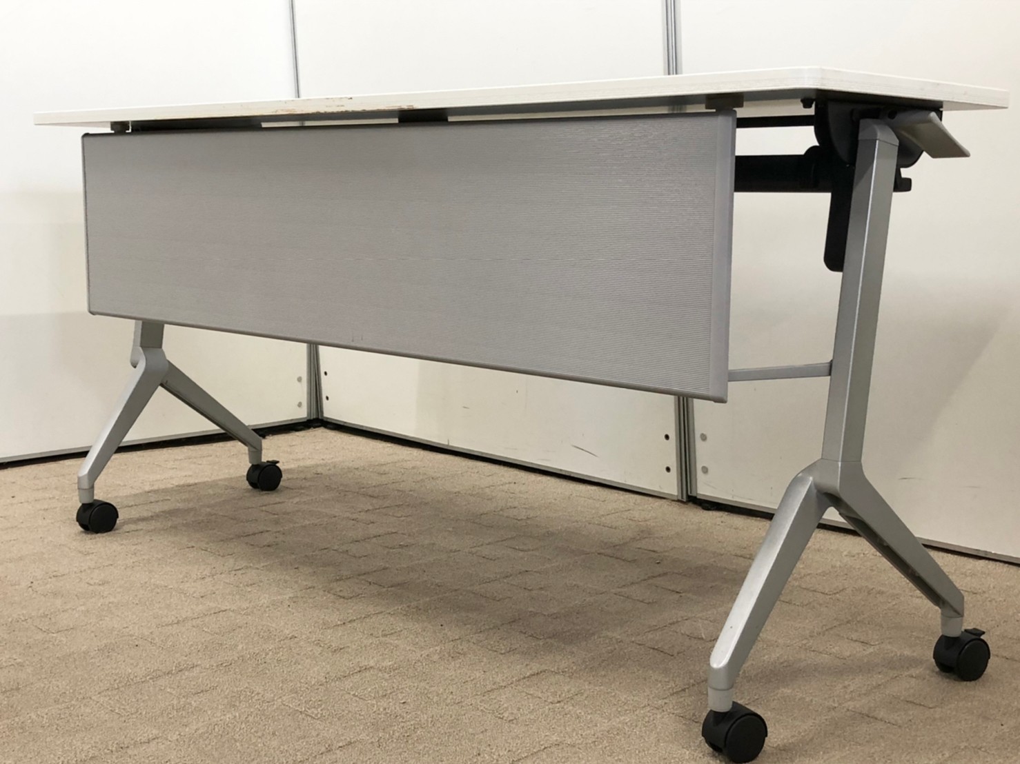 【在庫入替セール品！！】臨時スペースや会議室にお勧めの折りたたみテーブル！！■コクヨ/リーフライン/ホワイト
                        リーフライン
                                    中古
            