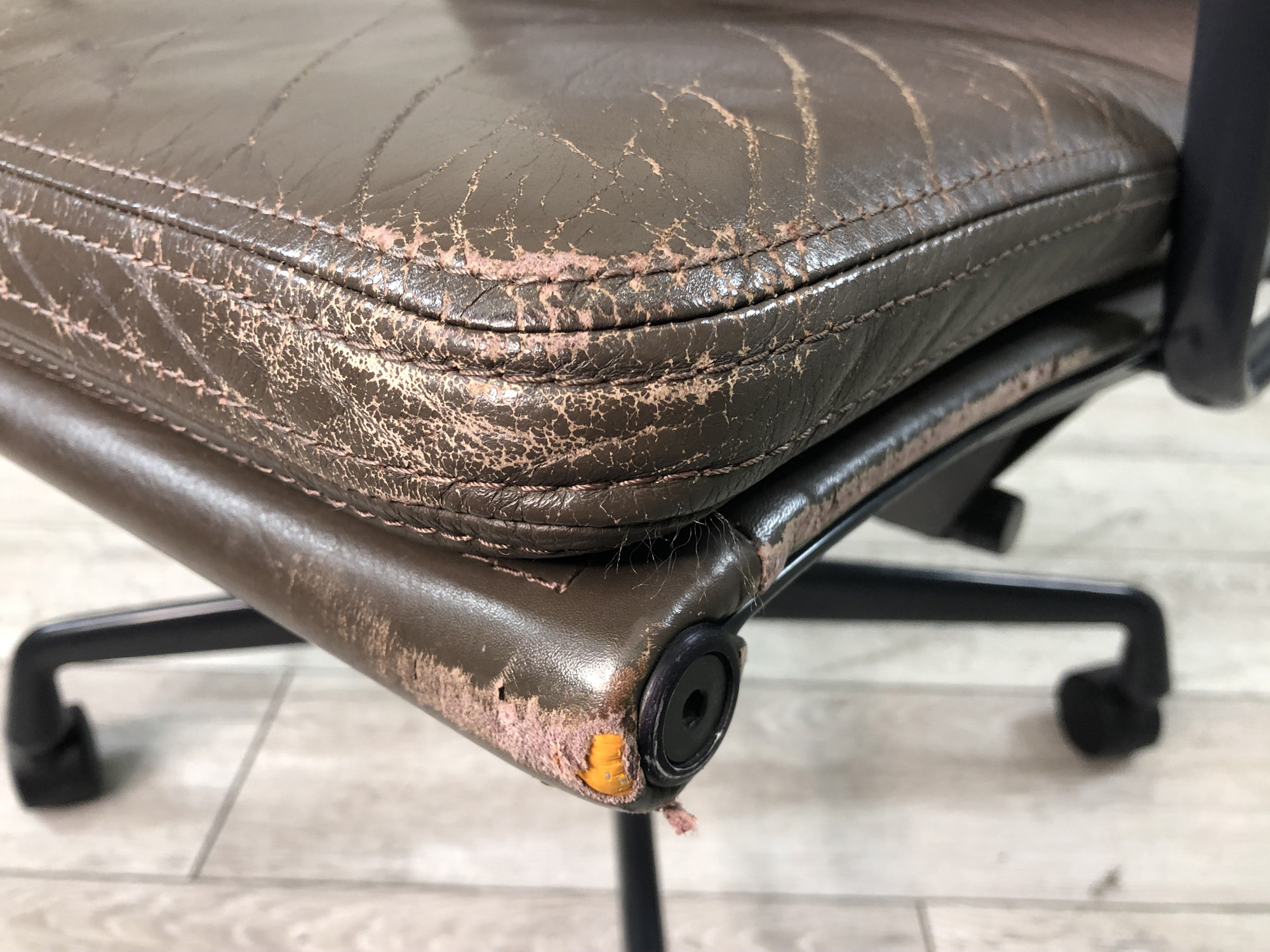 中古】イームズ ソフトパッド Herman Miller/ハーマンミラー 肘 中古】イームズ ソフトパッド Herman Miller/ハーマンミラー 肘