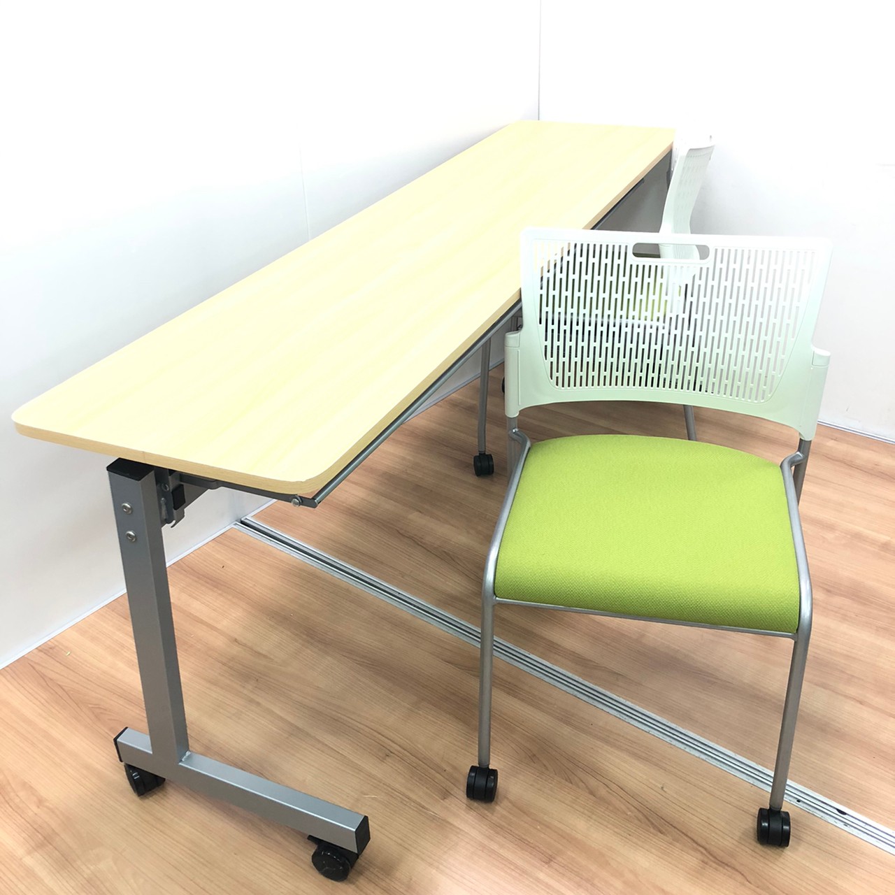 【ミーティングセット】どちらも明るい色でオフィスを明るくします　時間をかけず気軽に打ち合わせ
                        その他シリーズ
                                    中古
            