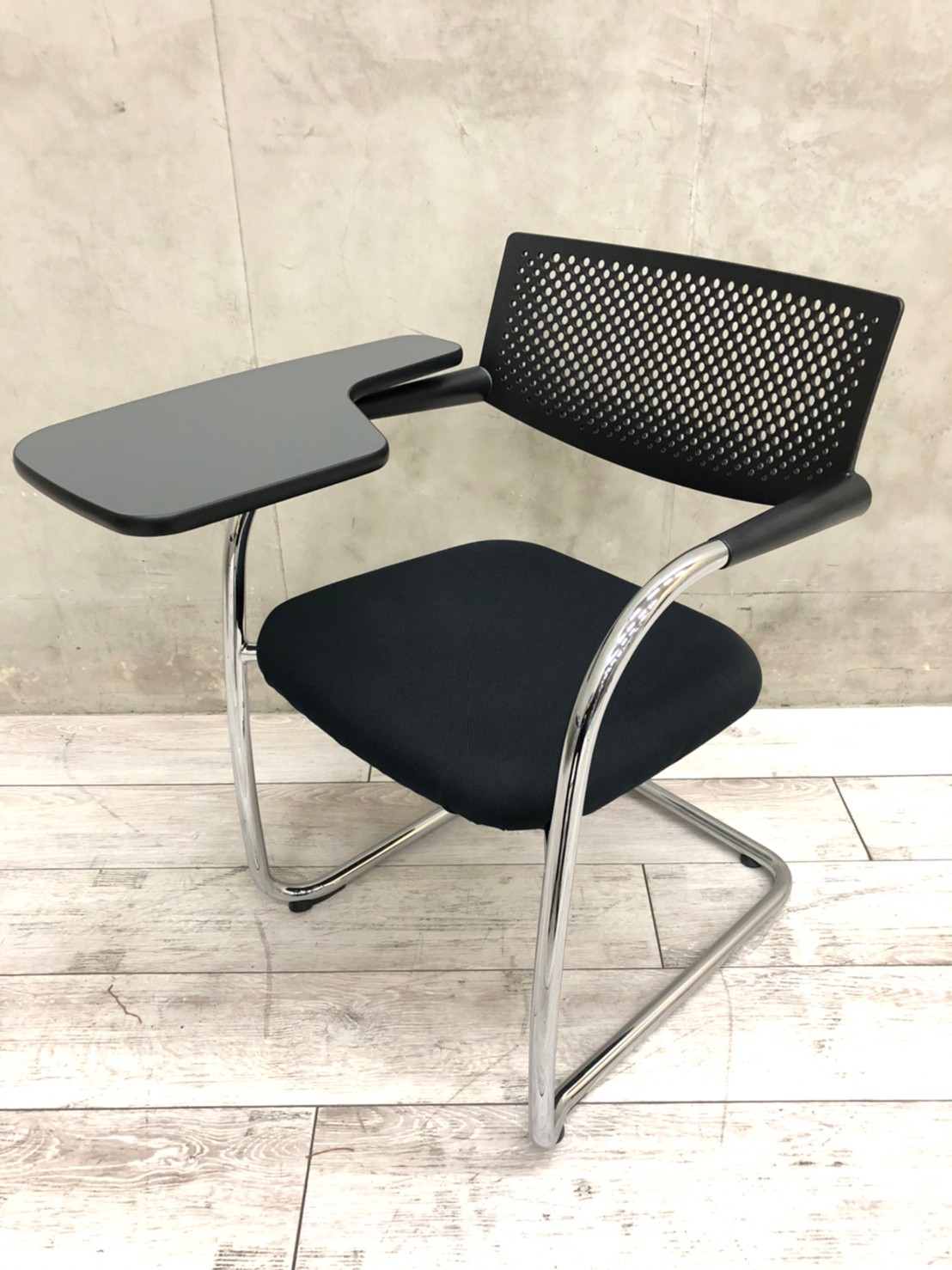 【関東倉庫在庫品】ヴィトラ製・『ビザビ メモ台付きチェア』入荷！！美しいデザインと明快な構造、そして快適な座り心地が特長となった会議用チェアです！背中をしっかりとサポートし、長時間の会議もストレスない座り心地、そしてメモするのに最適なメモ付き！！弊社使用欄【A00866707】
                        ビザビチェア
                                    中古
            