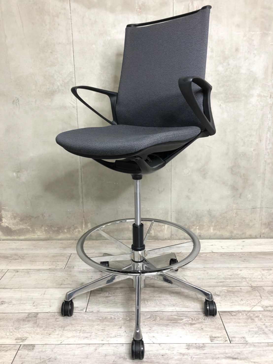 【関東倉庫在庫品】オカムラ製・『モードクロス　ハイチェアタイプ』　入荷！！数々の賞を受賞し、肘付きで足元にはしっかりと足掛けが付いており。長時間の会議、デスクワークも疲れません！
一般的なハイチェアを覆す商品です！弊社使用欄【A00868295】
                        モード
                                    中古
            