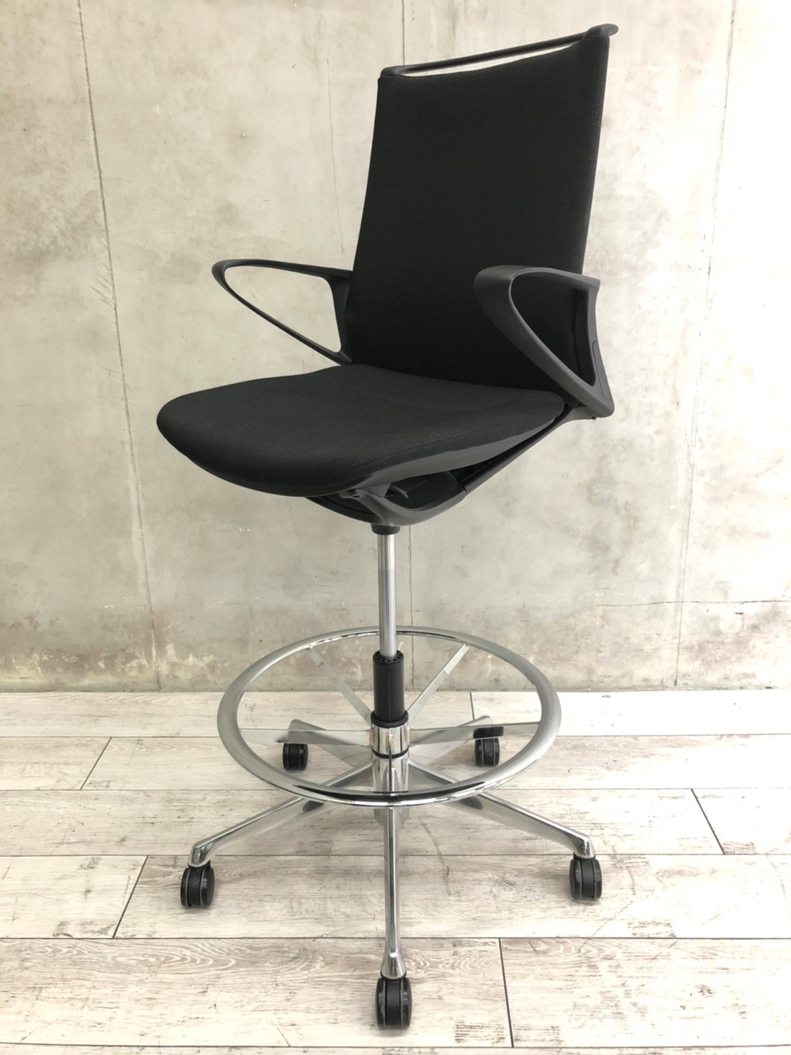 【関東倉庫在庫品】オカムラ製・『モードクロス　ハイチェアタイプ』　入荷！！数々の賞を受賞し、肘付きで足元にはしっかりと足掛けが付いており。長時間の会議、デスクワークも疲れません！
一般的なハイチェアを覆す商品です！弊社使用欄【A00868294】
                        モード
                                    中古
            