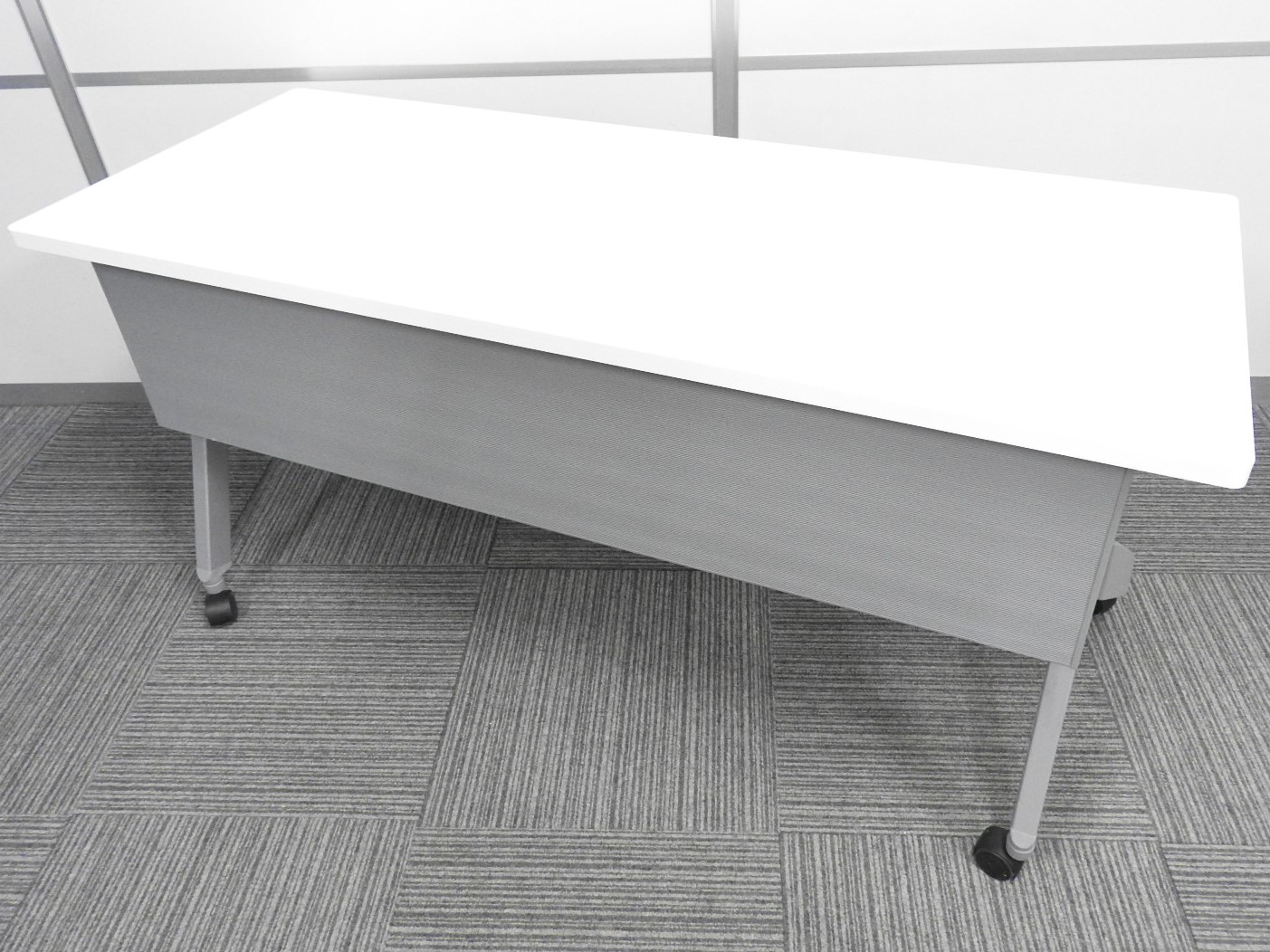 【スムーズに移動できるキャスター付！】■オカムラ製　サイドスタックテーブル　■W1500×D600mm　ホワイト天板　幕板付き
                        フラプター
                                    中古
            