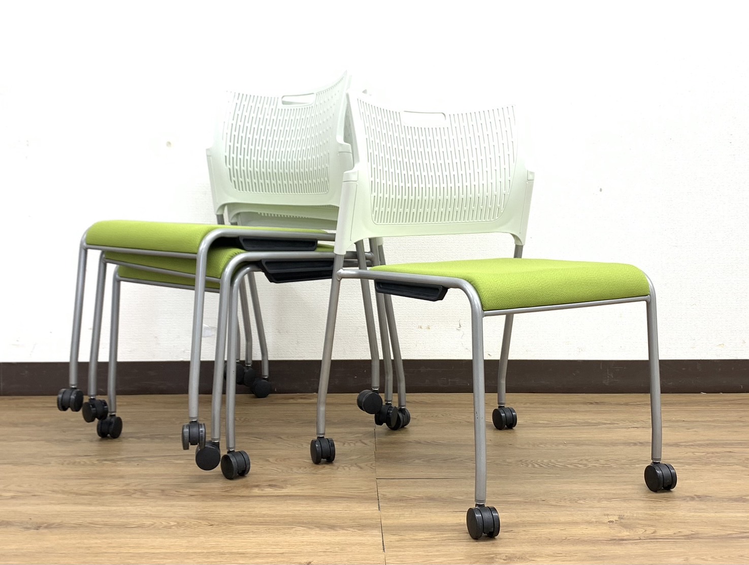 【5セット入荷】さわやかカラーホワイト&グリーンミーティング用定番チェアレーテ（RETE）シリーズ※肘掛け無し仕様◆オカムラ製【RP】
                        レーテ
                                    中古
            